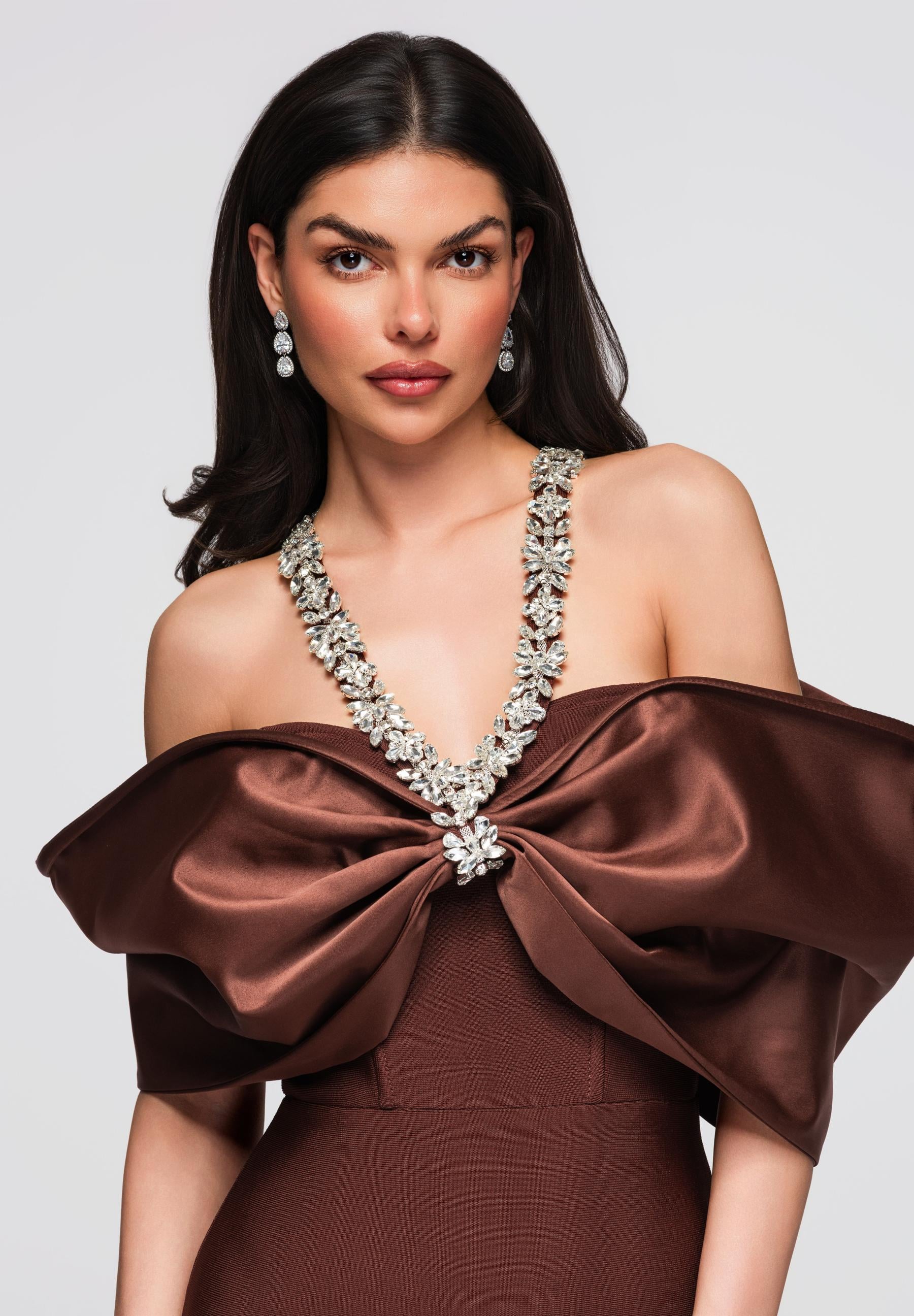Braunes Maxi-Abendkleid mit tiefem Ausschnitt — 2
