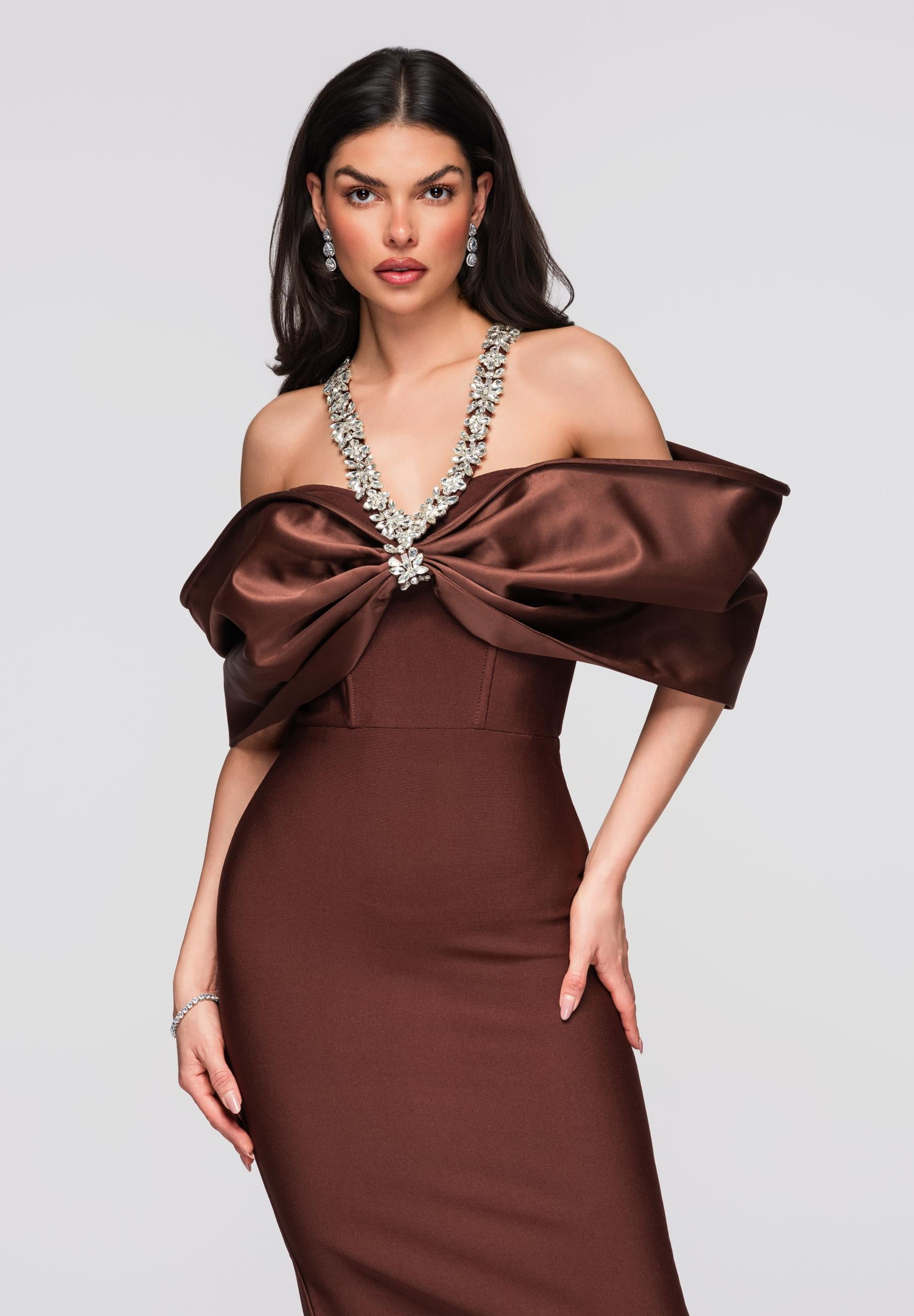 Braunes Maxi-Abendkleid mit tiefem Ausschnitt — 3