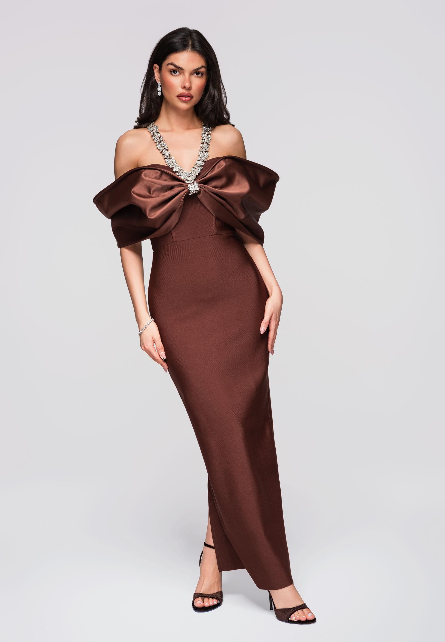 Braunes Maxi-Abendkleid mit tiefem Ausschnitt — 4