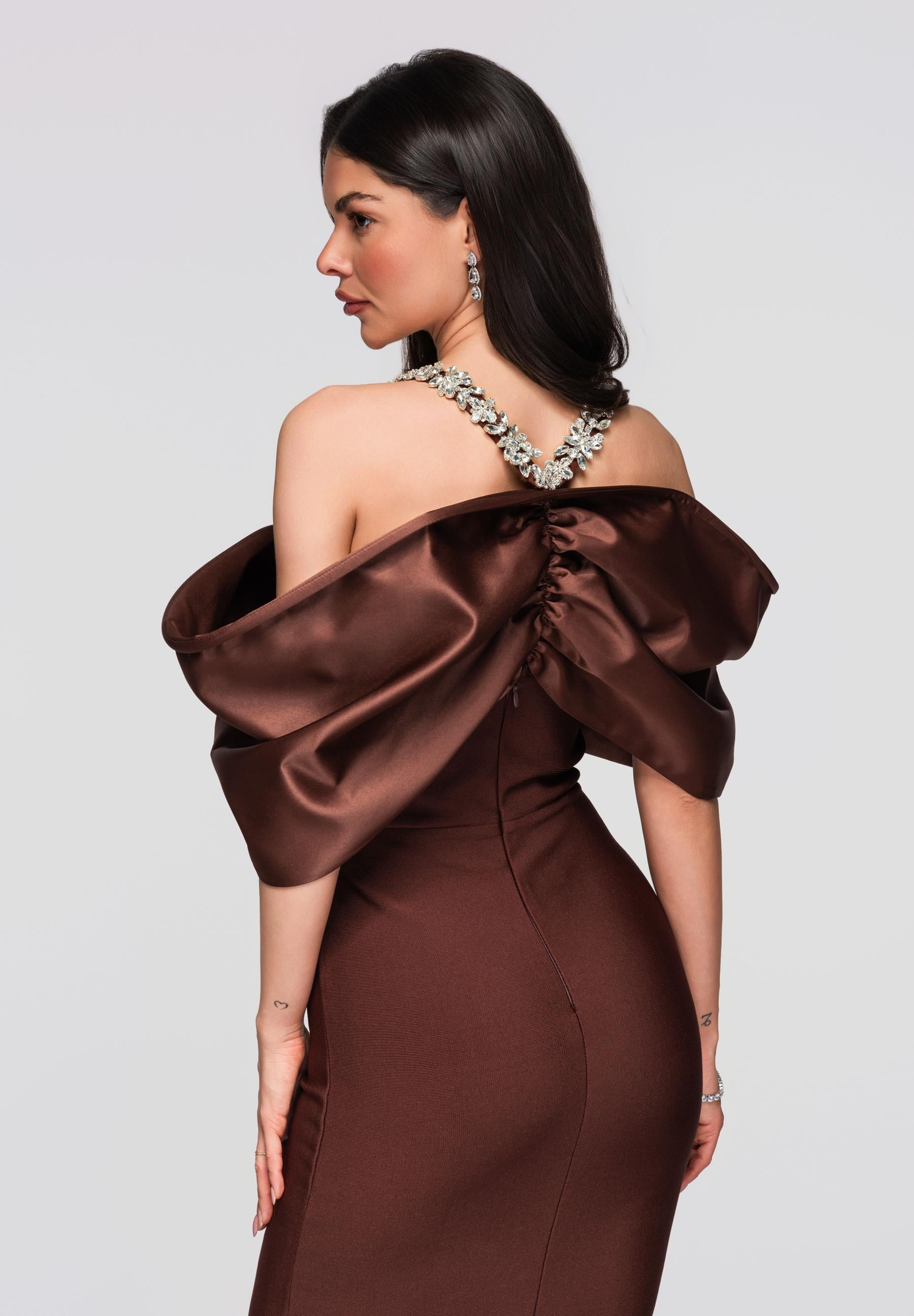 Braunes Maxi-Abendkleid mit tiefem Ausschnitt — 6