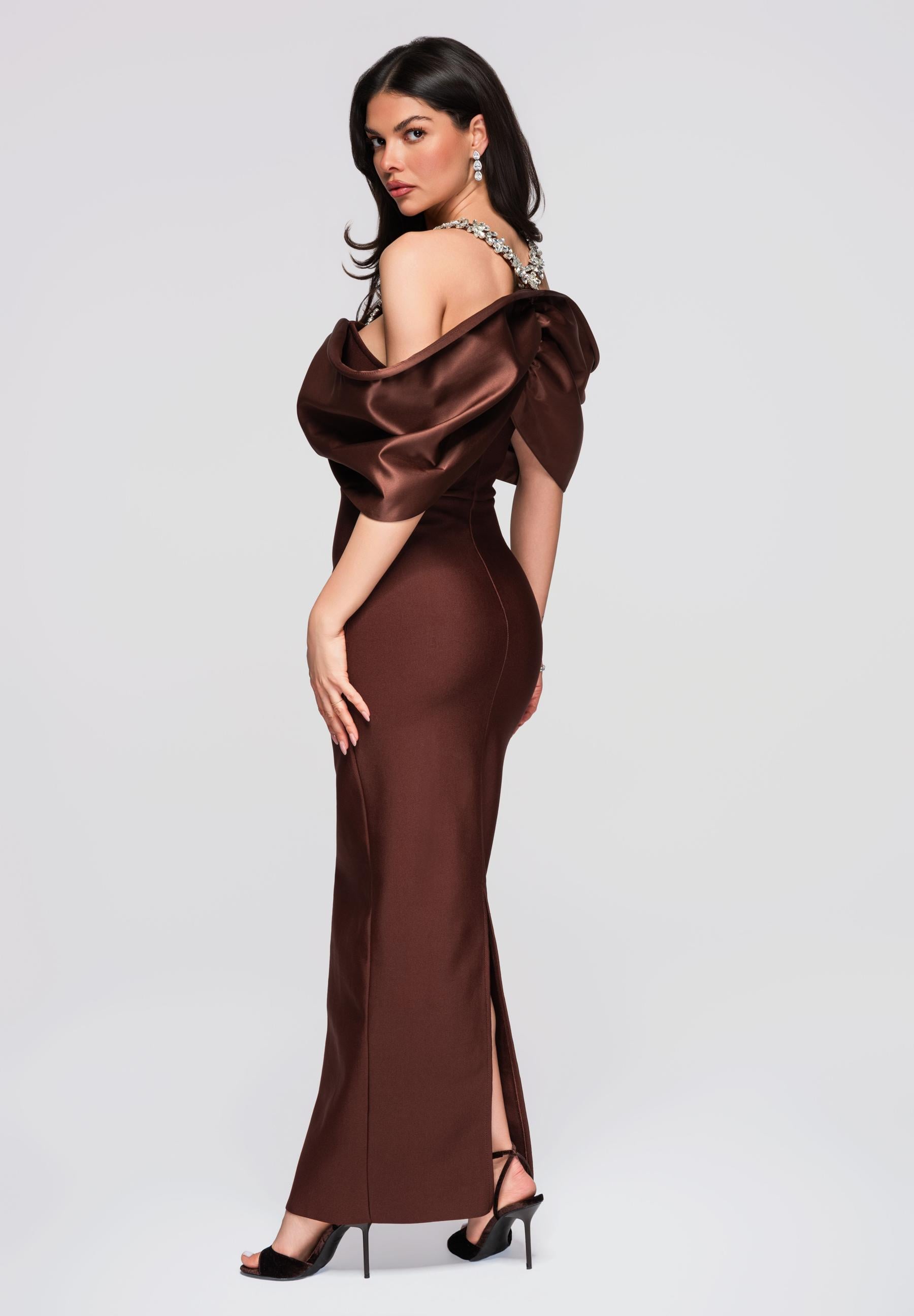 Braunes Maxi-Abendkleid mit tiefem Ausschnitt — 7