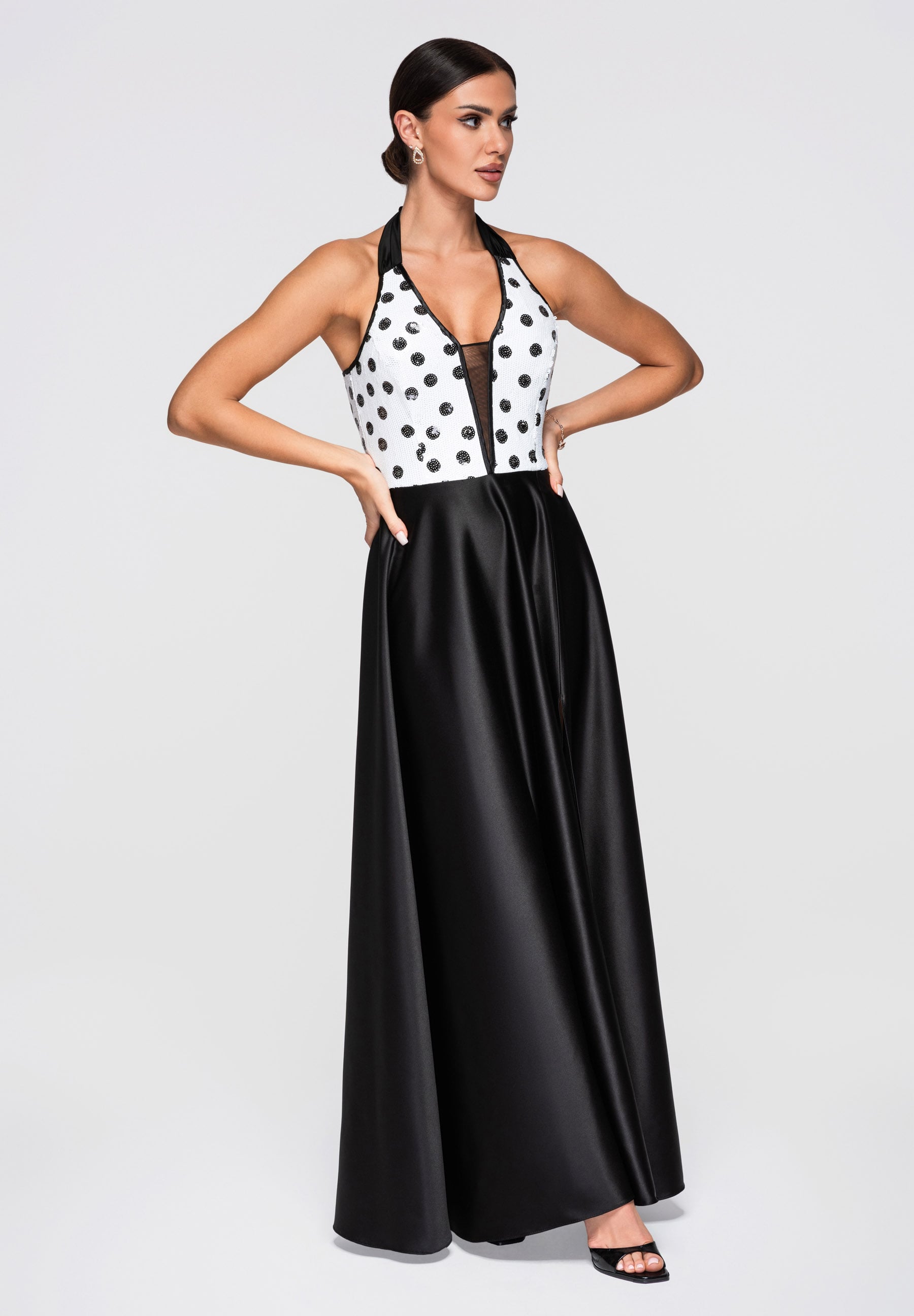 Weißes Maxi-Abendkleid aus Satin mit tiefem Ausschnitt — 6