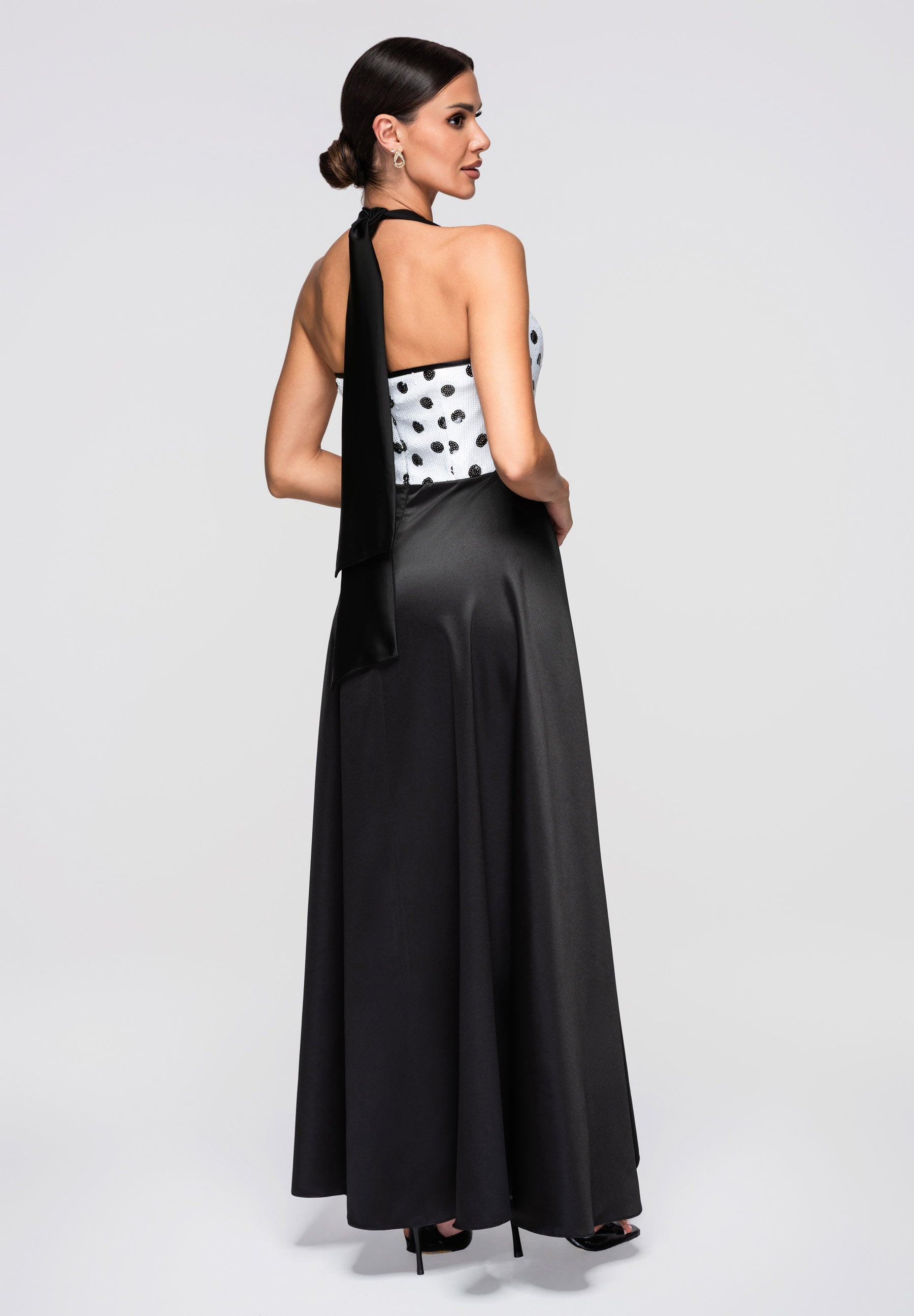 Weißes Maxi-Abendkleid aus Satin mit tiefem Ausschnitt — 8