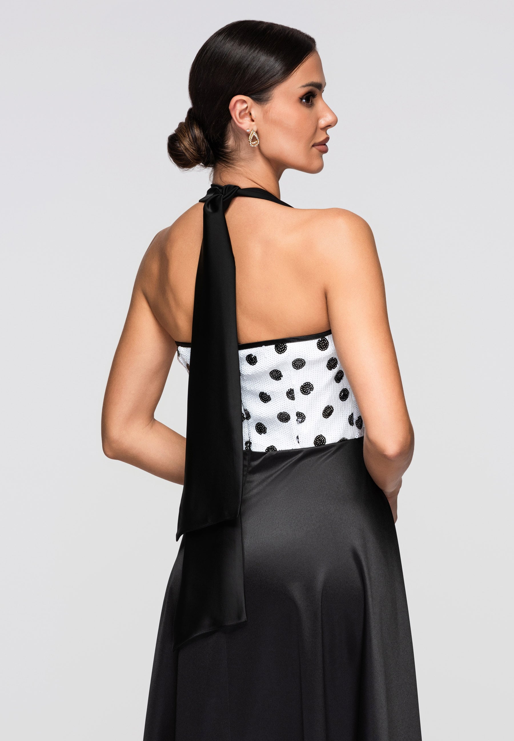 Weißes Maxi-Abendkleid aus Satin mit tiefem Ausschnitt — 7