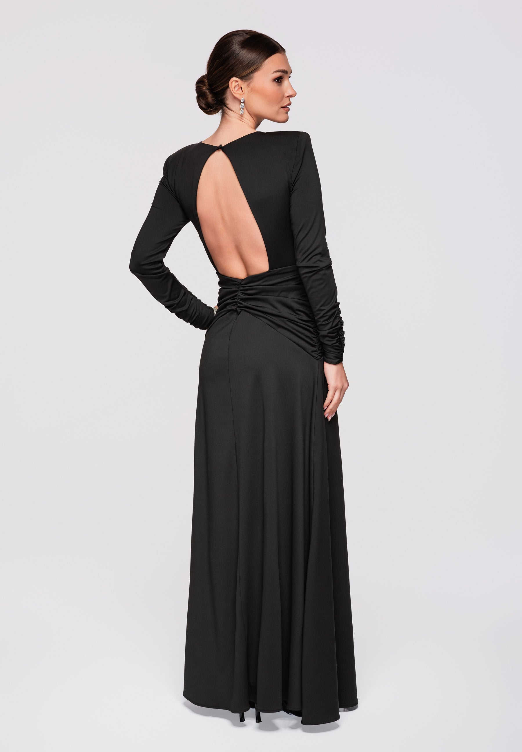 Schwarzes Maxi-Abendkleid mit Rundhalsausschnitt — 2