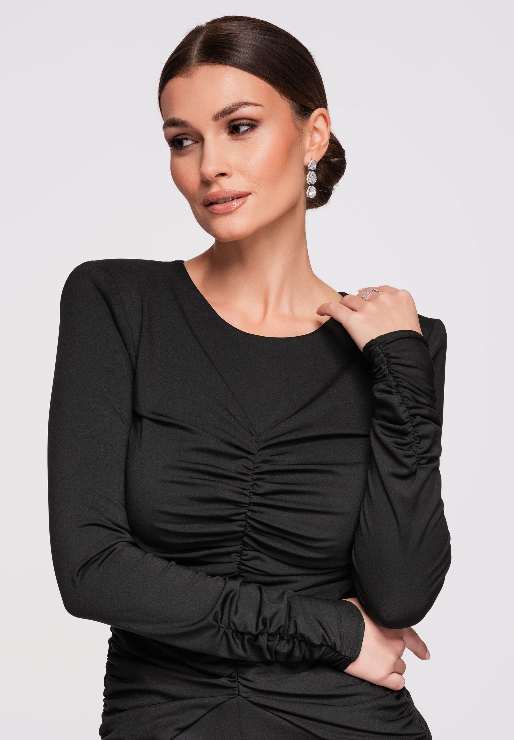 Schwarzes Maxi-Abendkleid mit Rundhalsausschnitt — 4