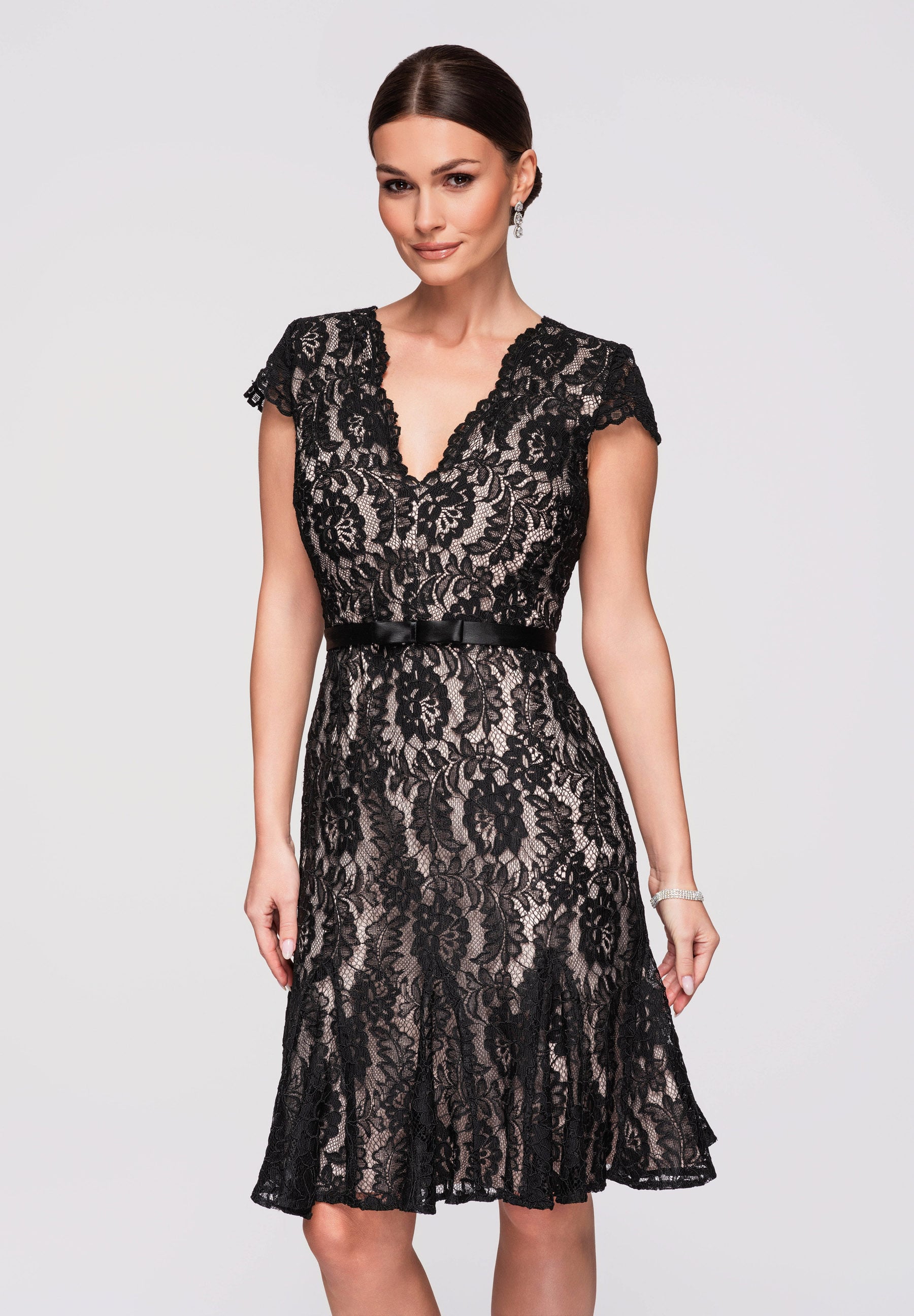 Schwarzes Mini-Abendkleid aus Spitze mit V-Ausschnitt — 3
