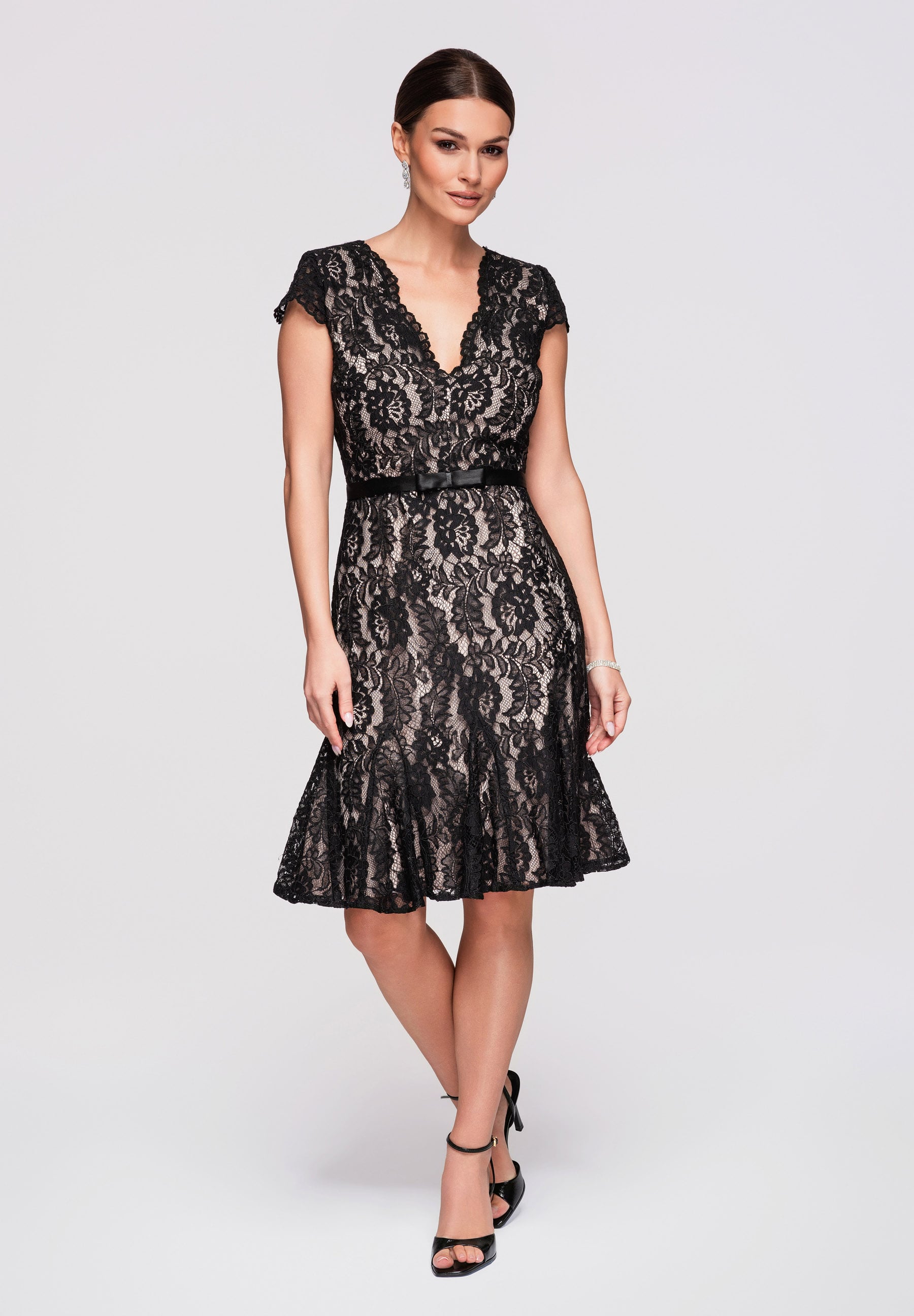 Schwarzes Mini-Abendkleid aus Spitze mit V-Ausschnitt — 5