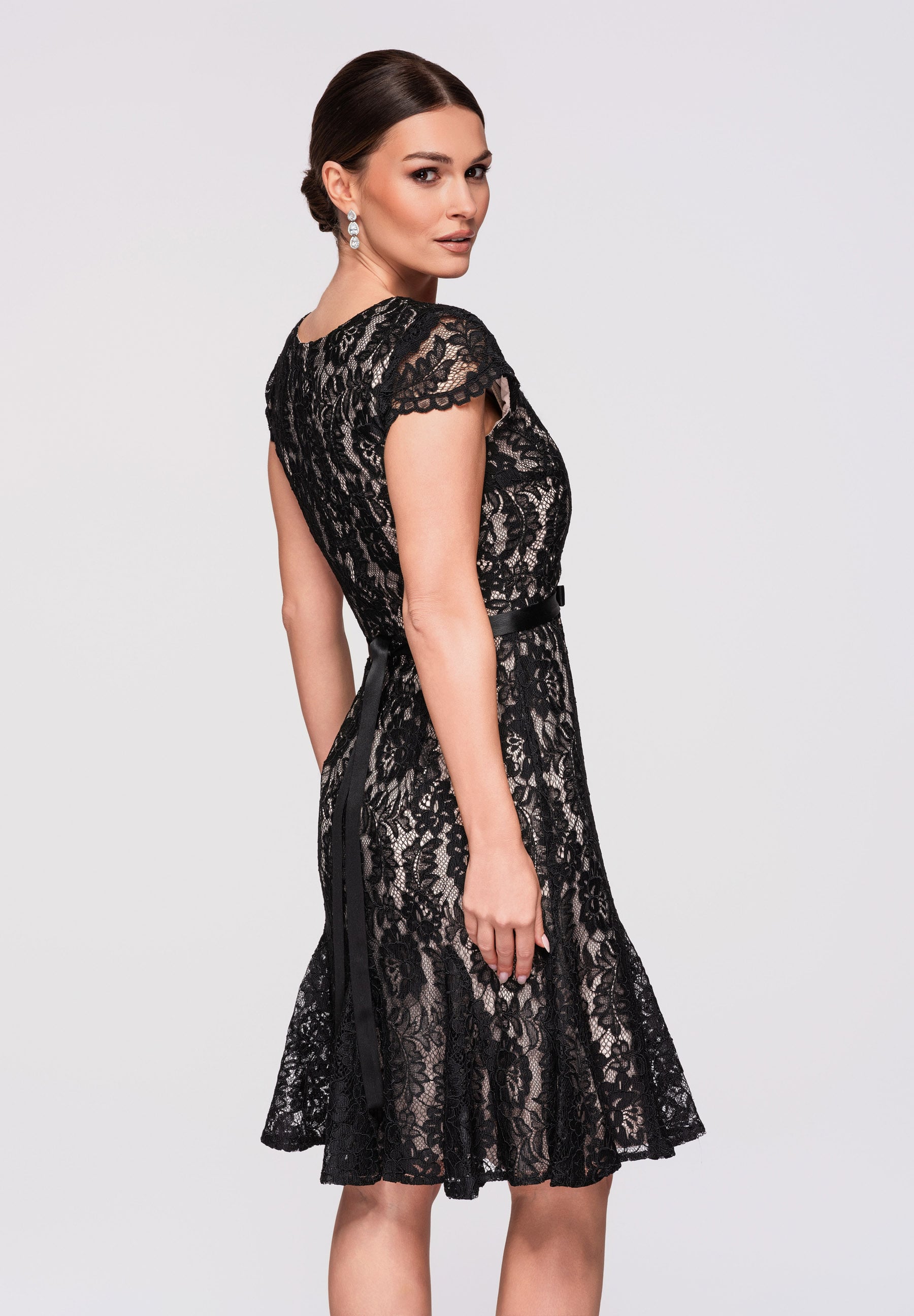 Schwarzes Mini-Abendkleid aus Spitze mit V-Ausschnitt — 6