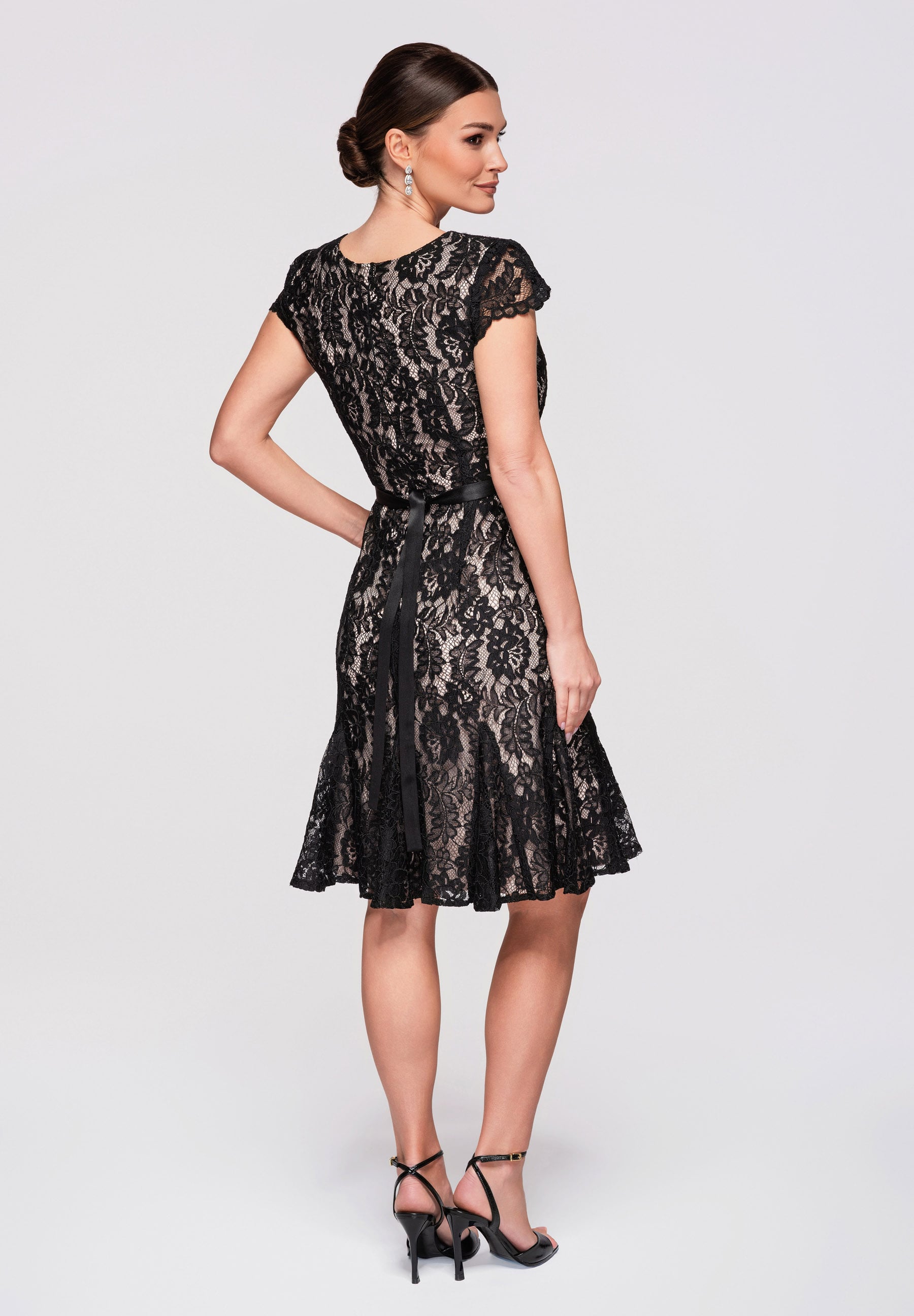 Schwarzes Mini-Abendkleid aus Spitze mit V-Ausschnitt — 7