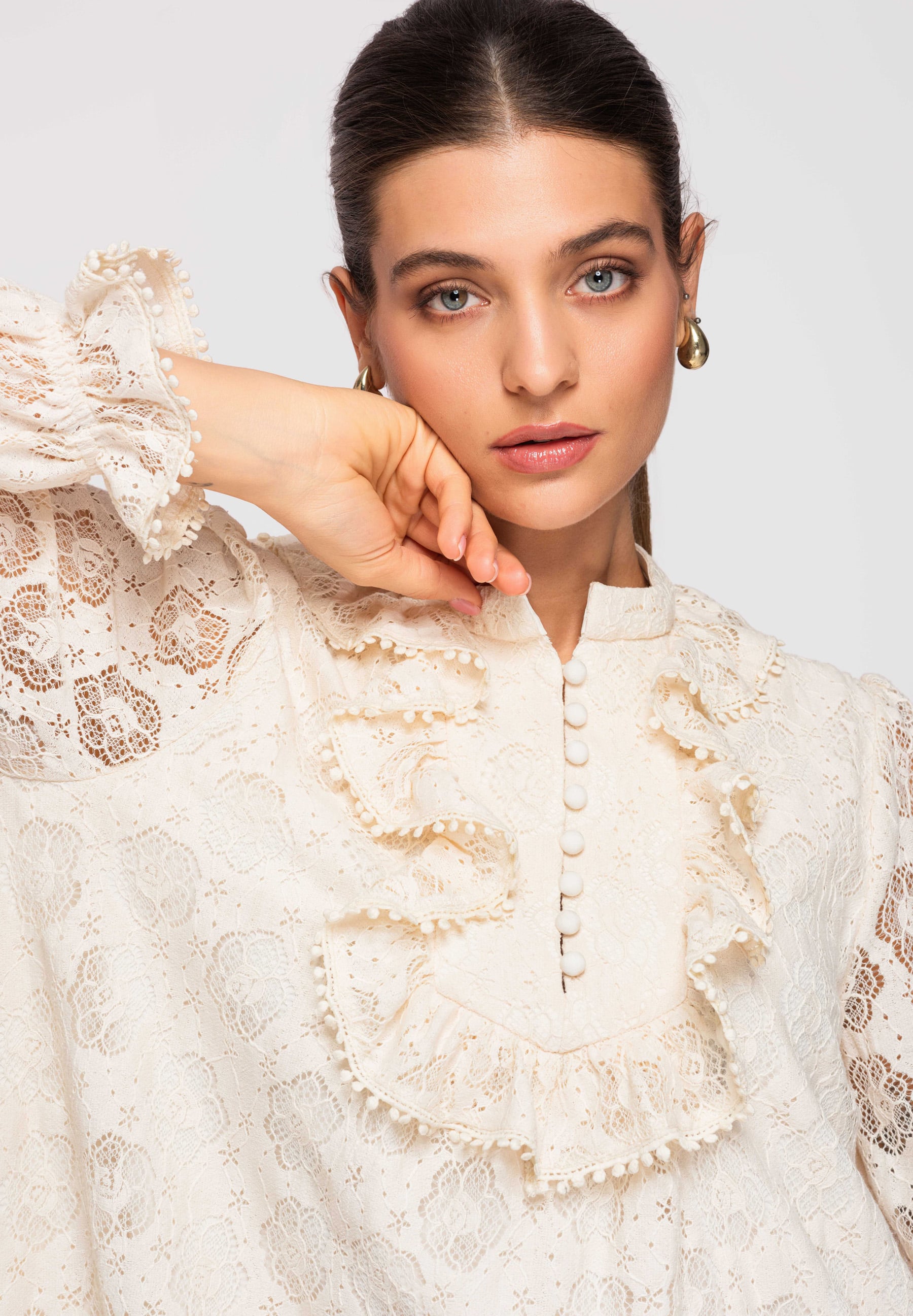 Ecrufarbenes verziertes Mini-Abendkleid mit langen Ärmeln — 2