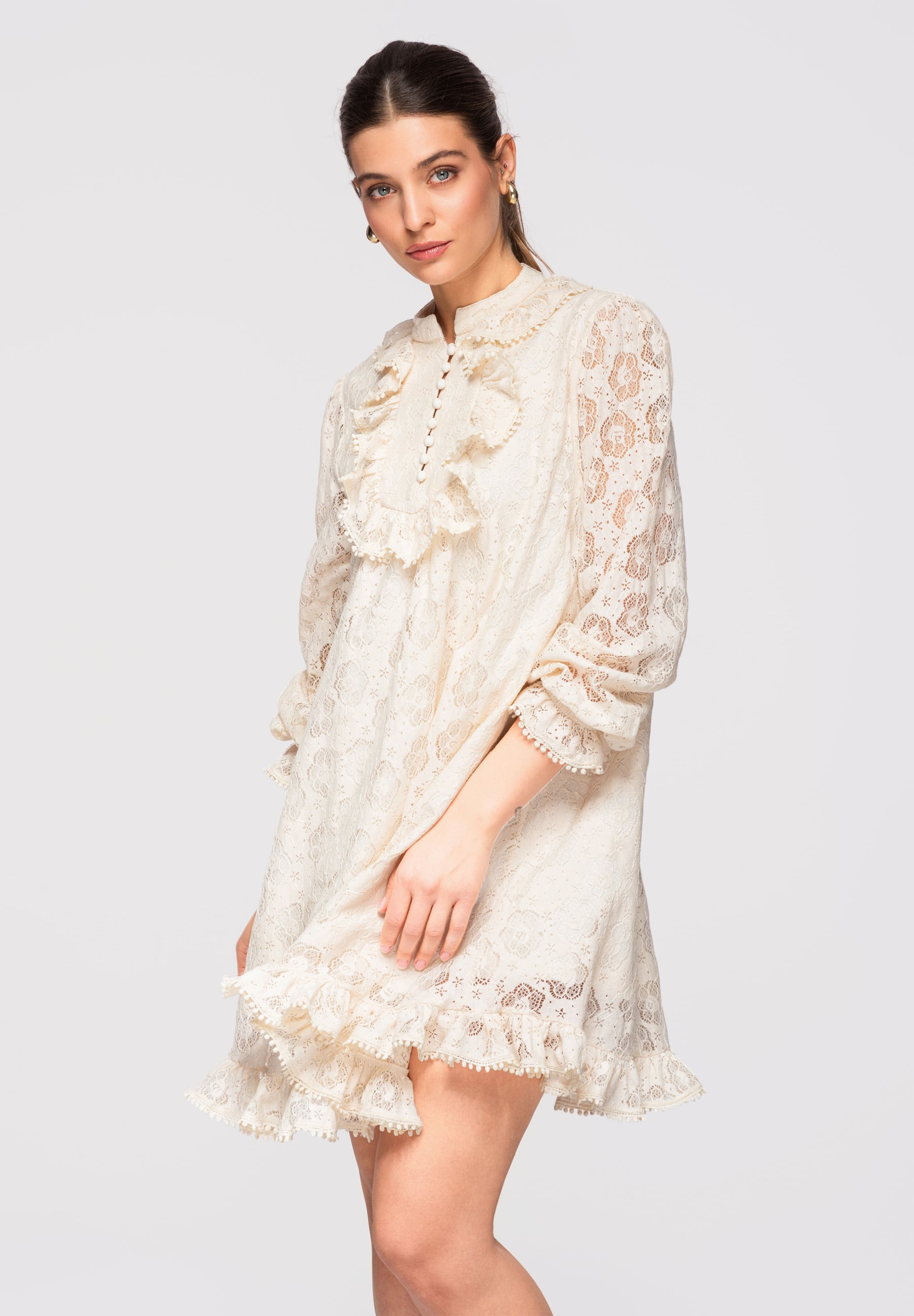 Ecrufarbenes verziertes Mini-Abendkleid mit langen Ärmeln — 3