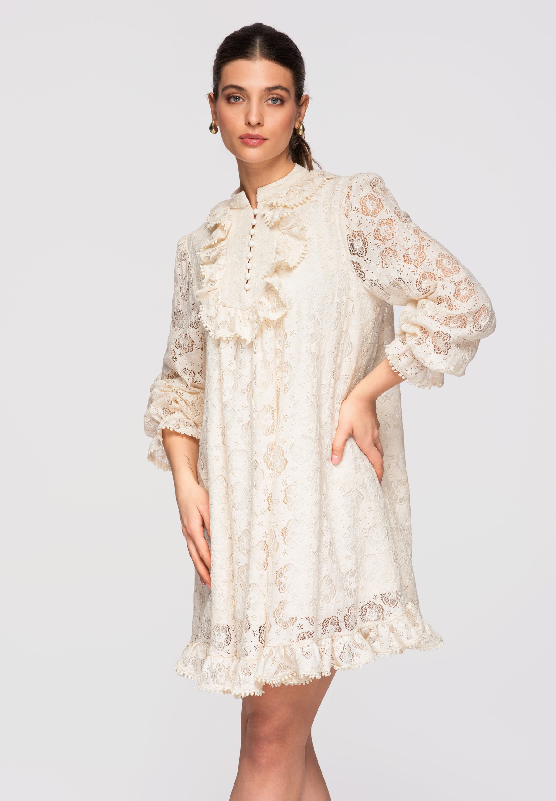 Ecrufarbenes verziertes Mini-Abendkleid mit langen Ärmeln — 5
