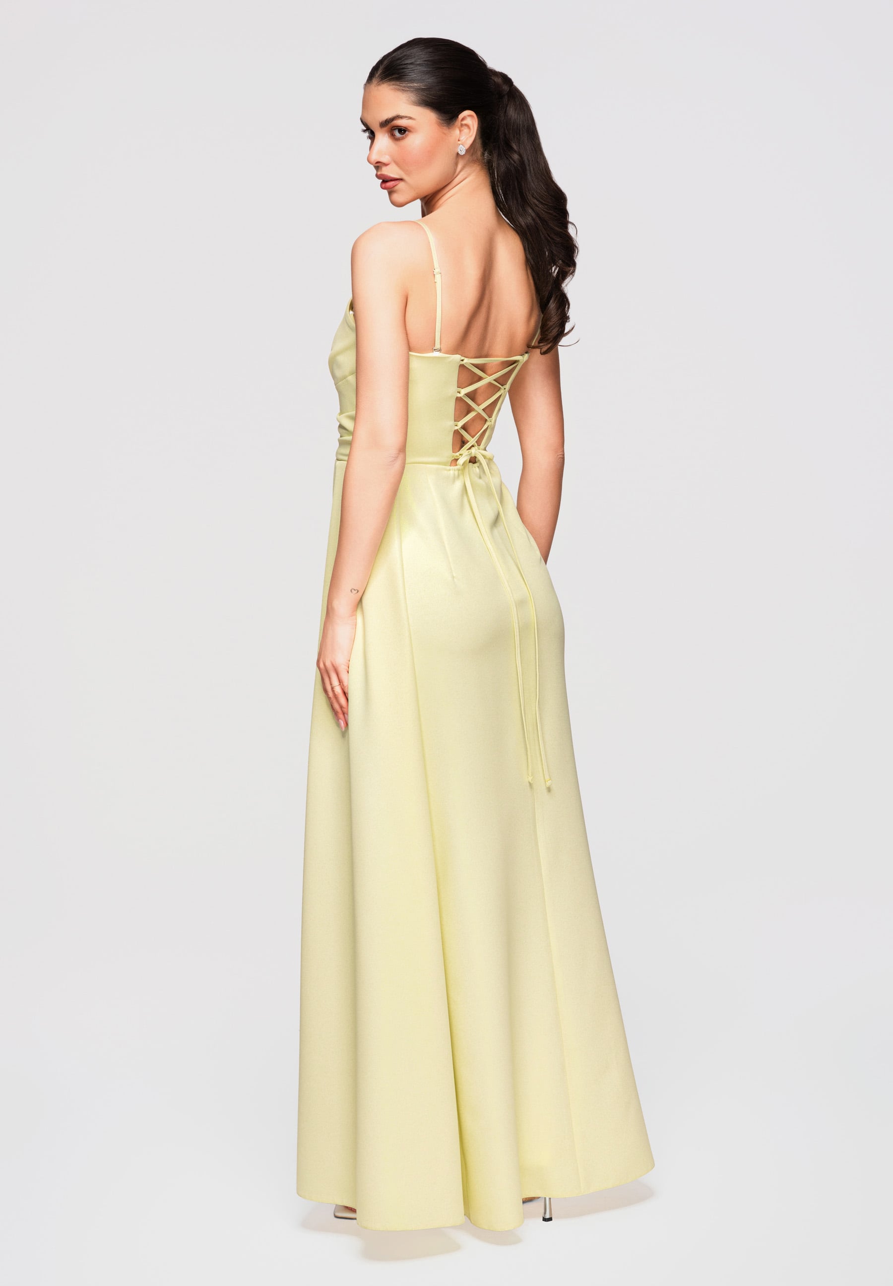 Gelbes glänzendes Maxi-Abendkleid — 7
