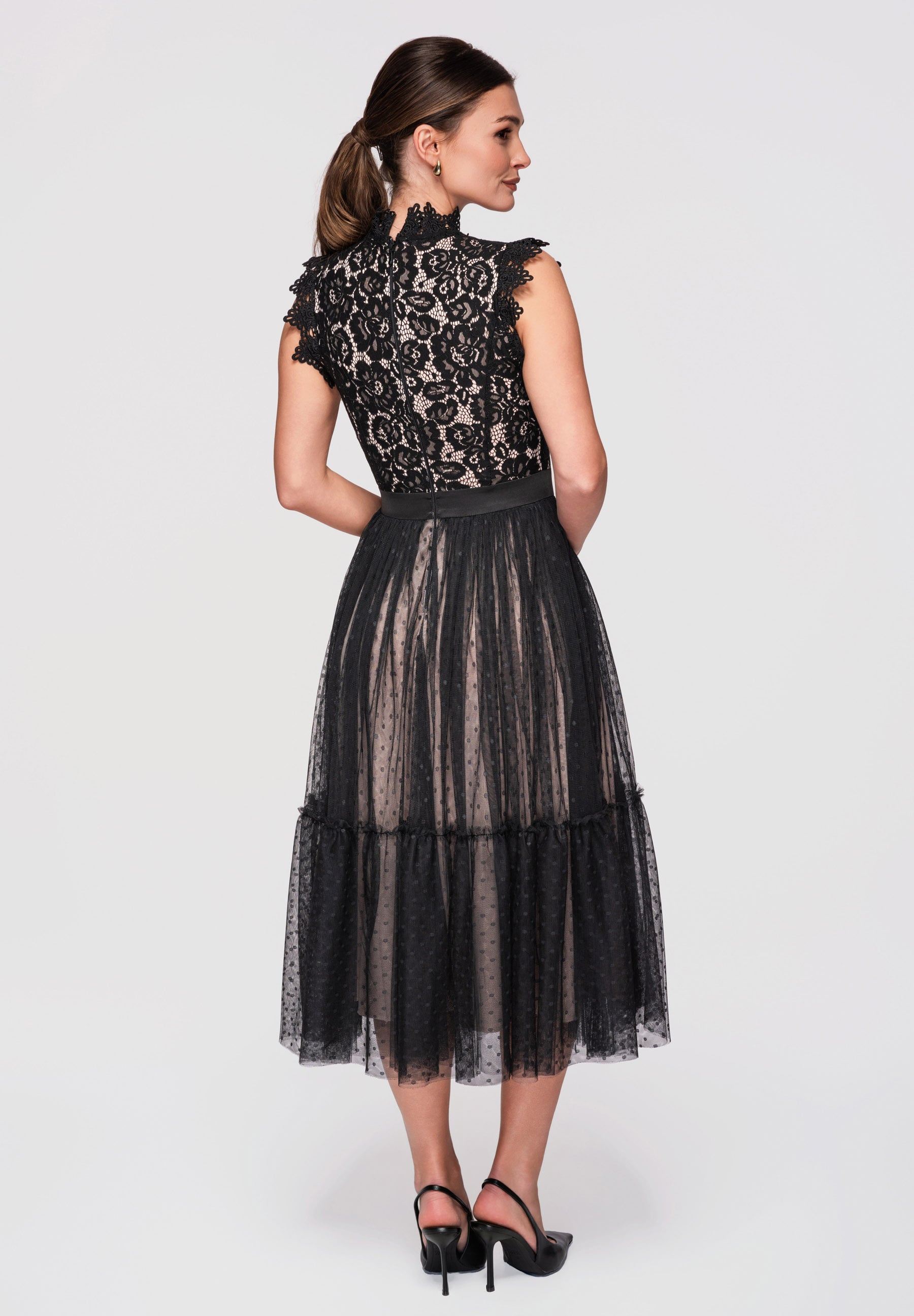 Schwarz-beiges Midi-Abendkleid aus Tüll mit Stehkragen — 3