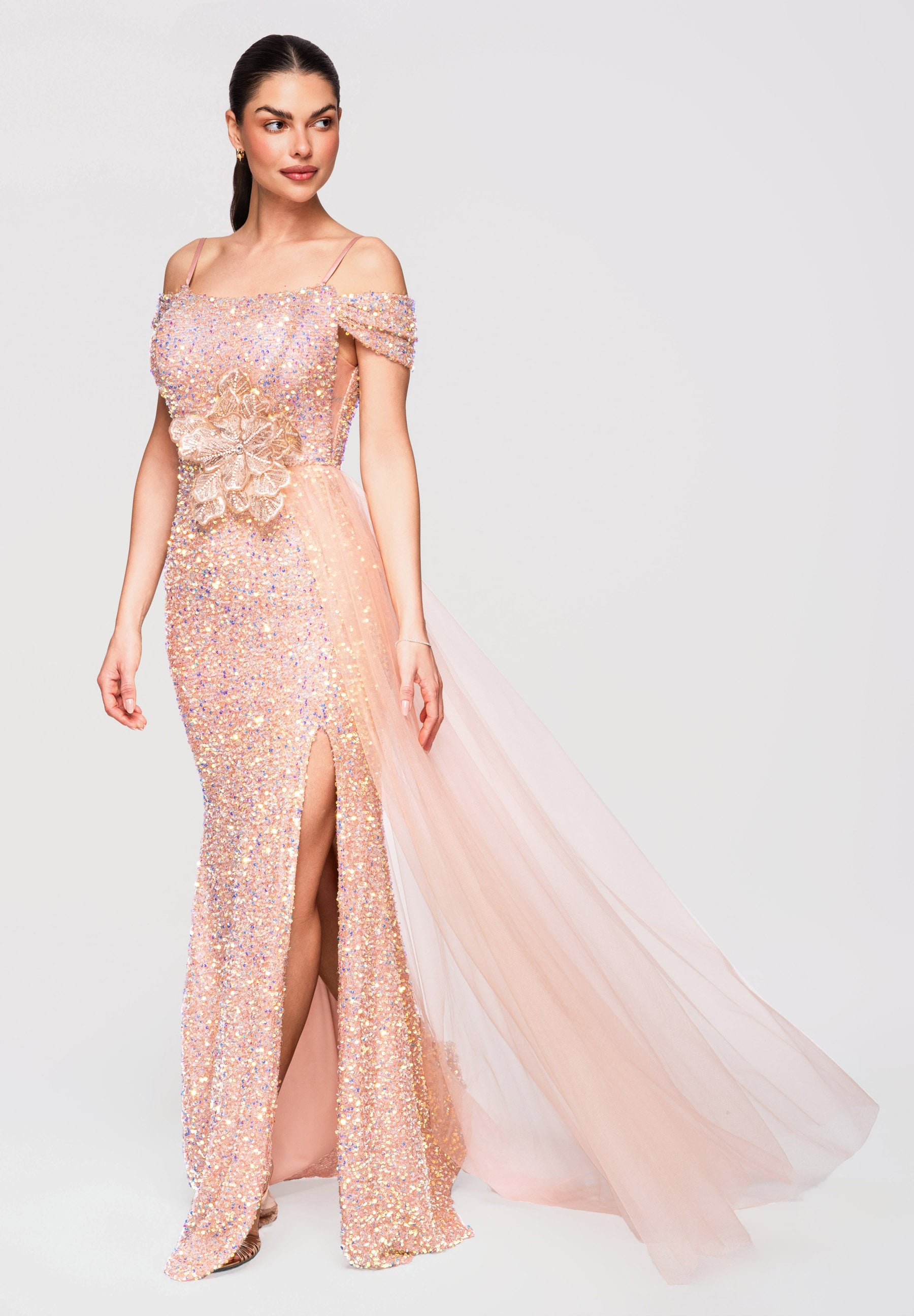 Goldenes Maxi-Abendkleid mit Pailletten und geradem Ausschnitt — 2