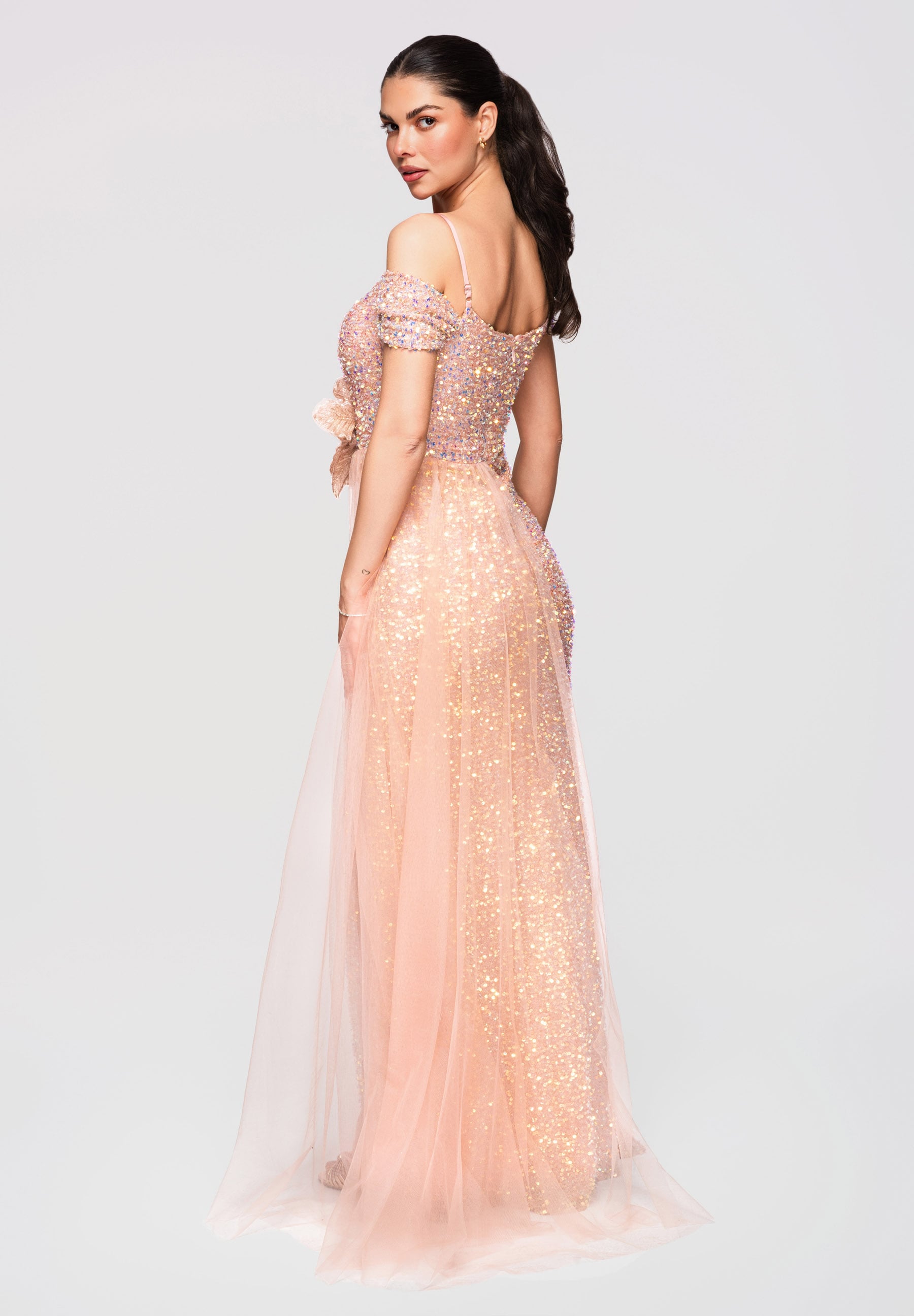 Goldenes Maxi-Abendkleid mit Pailletten und geradem Ausschnitt — 3