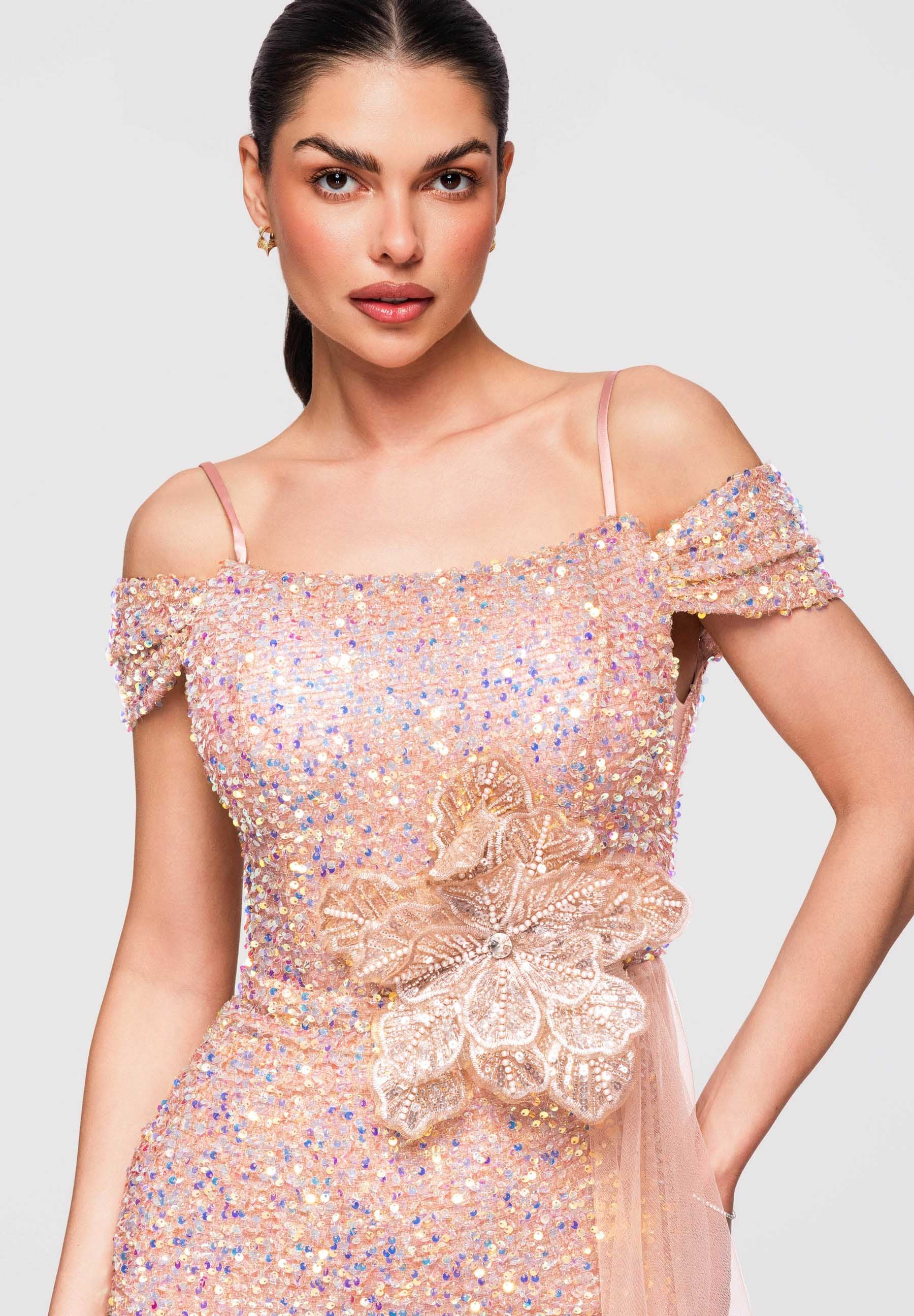 Goldenes Maxi-Abendkleid mit Pailletten und geradem Ausschnitt — 7