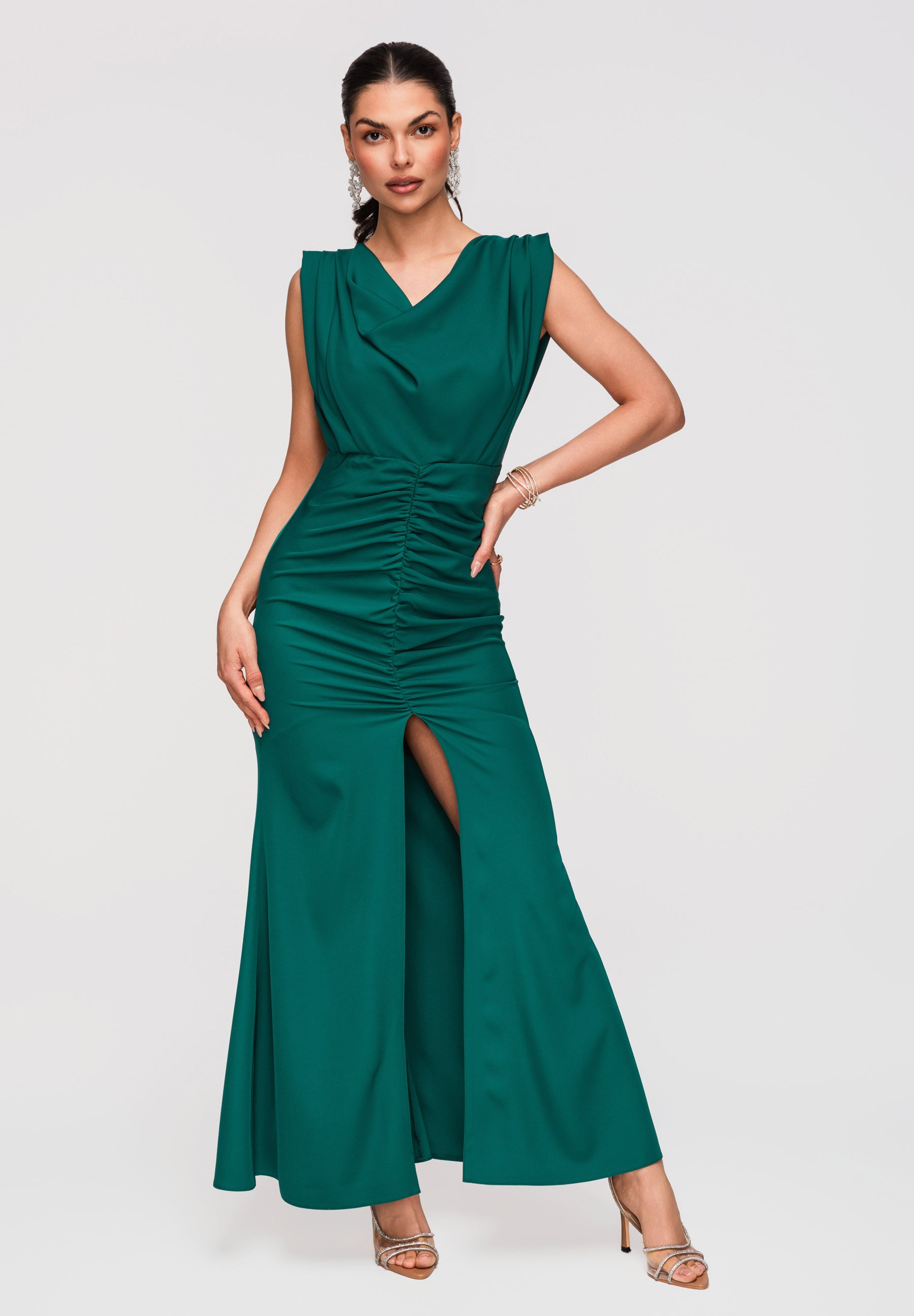 Grünes Maxi-Abendkleid mit Wasserfallausschnitt — 2