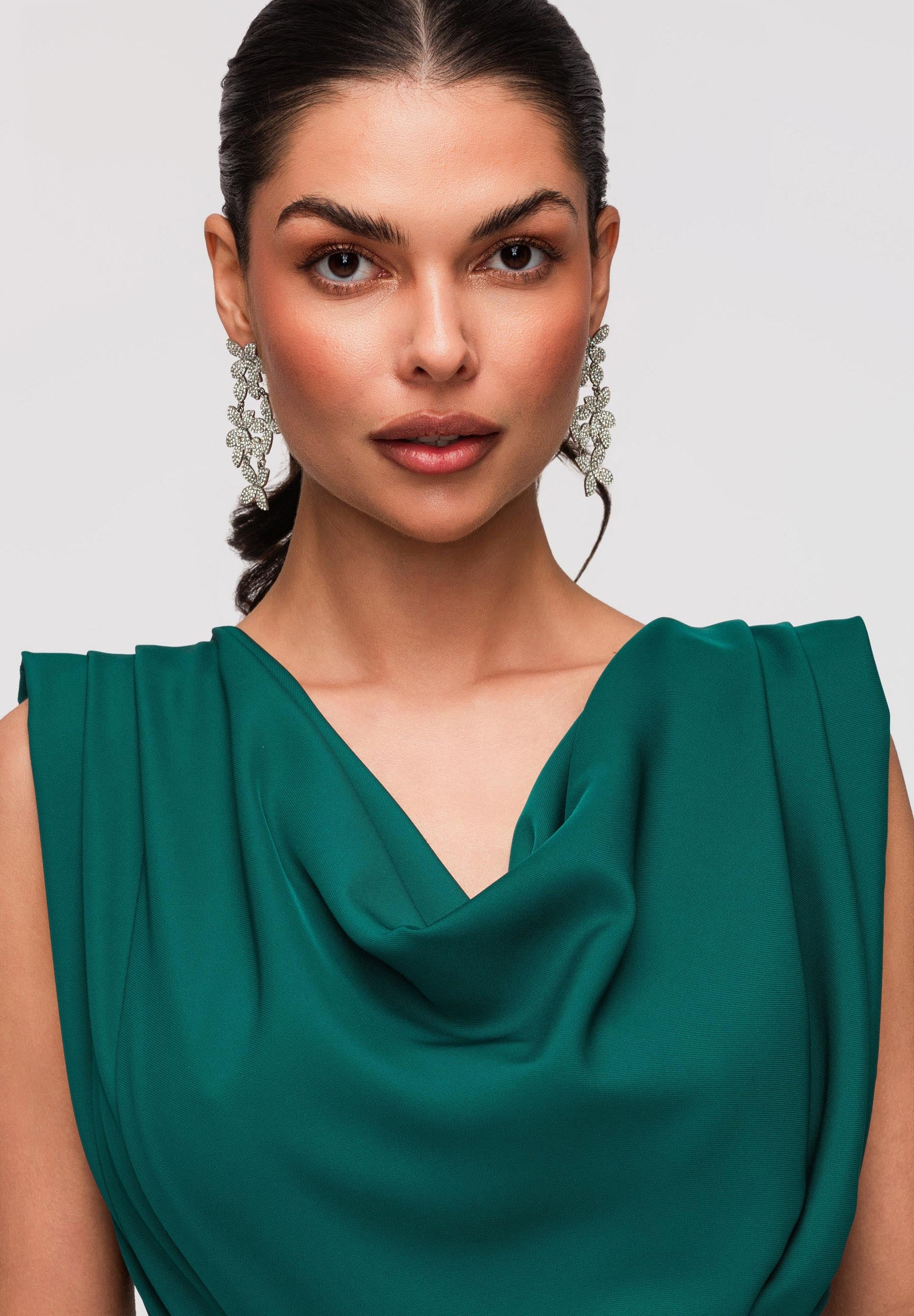 Grünes Maxi-Abendkleid mit Wasserfallausschnitt — 4