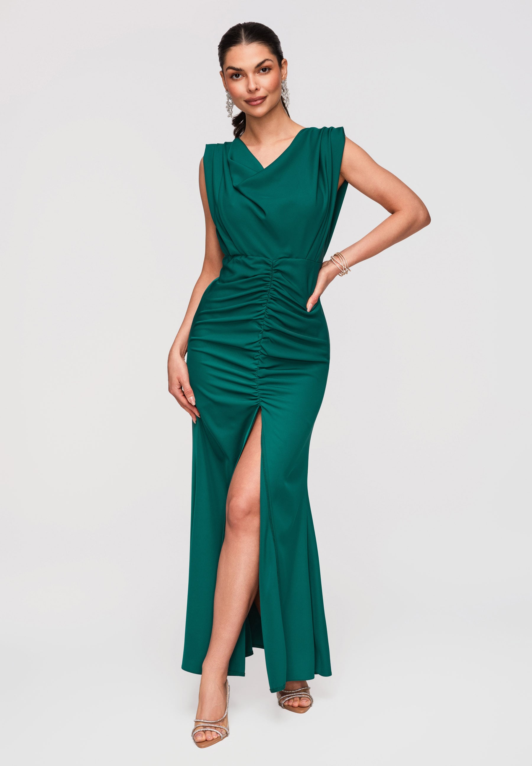 Grünes Maxi-Abendkleid mit Wasserfallausschnitt — 5