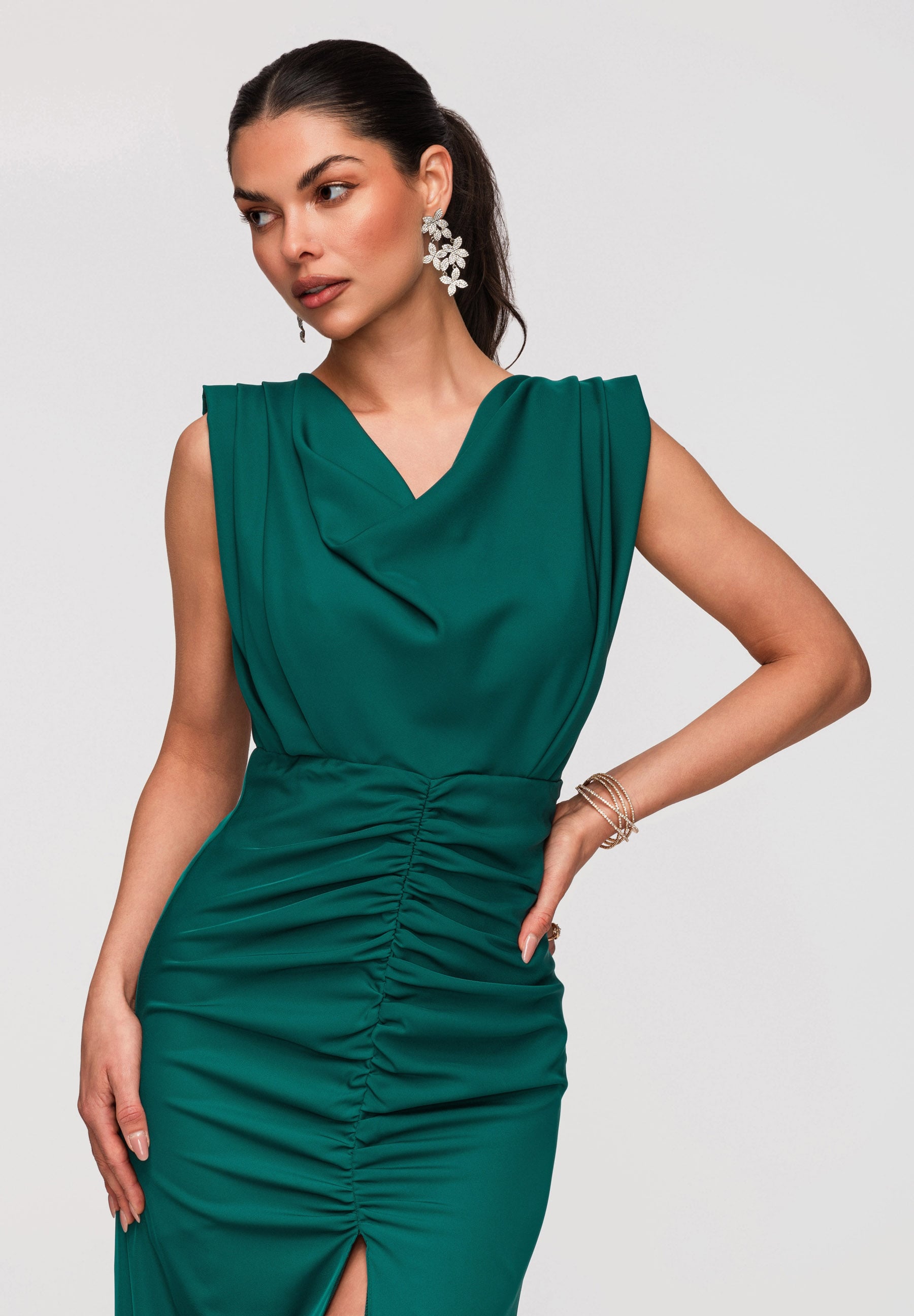 Grünes Maxi-Abendkleid mit Wasserfallausschnitt — 6