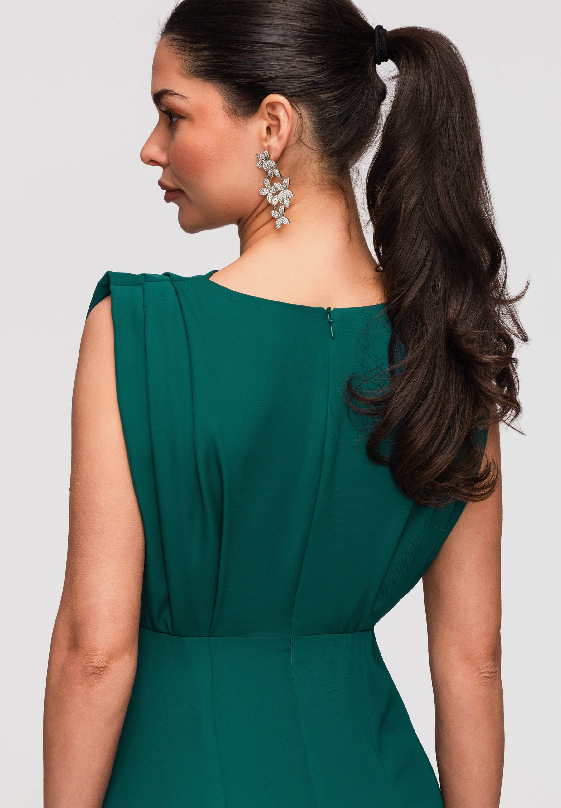 Grünes Maxi-Abendkleid mit Wasserfallausschnitt — 8