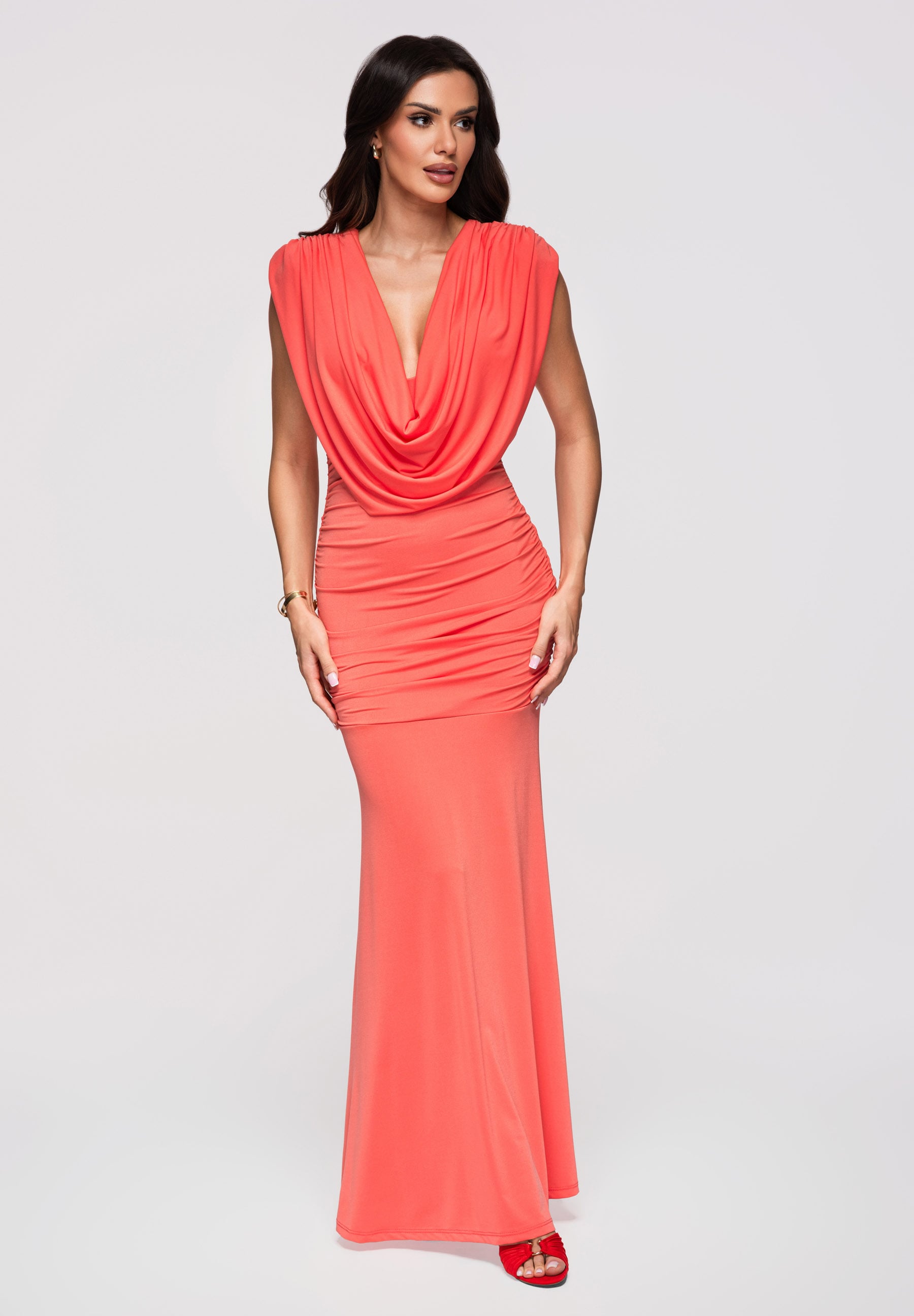 Korallenfarbenes Maxi-Abendkleid mit Wasserfallausschnitt — 6