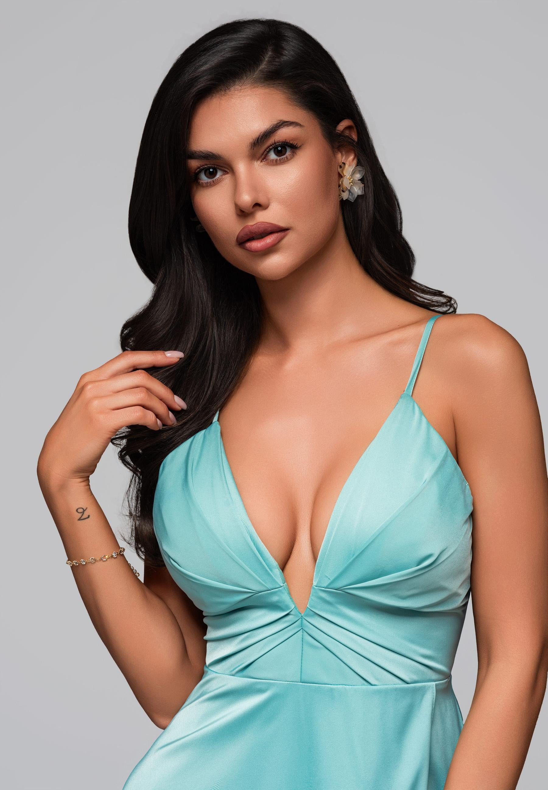 Mintfarbenes Maxi-Abendkleid mit tiefem Ausschnitt — 4
