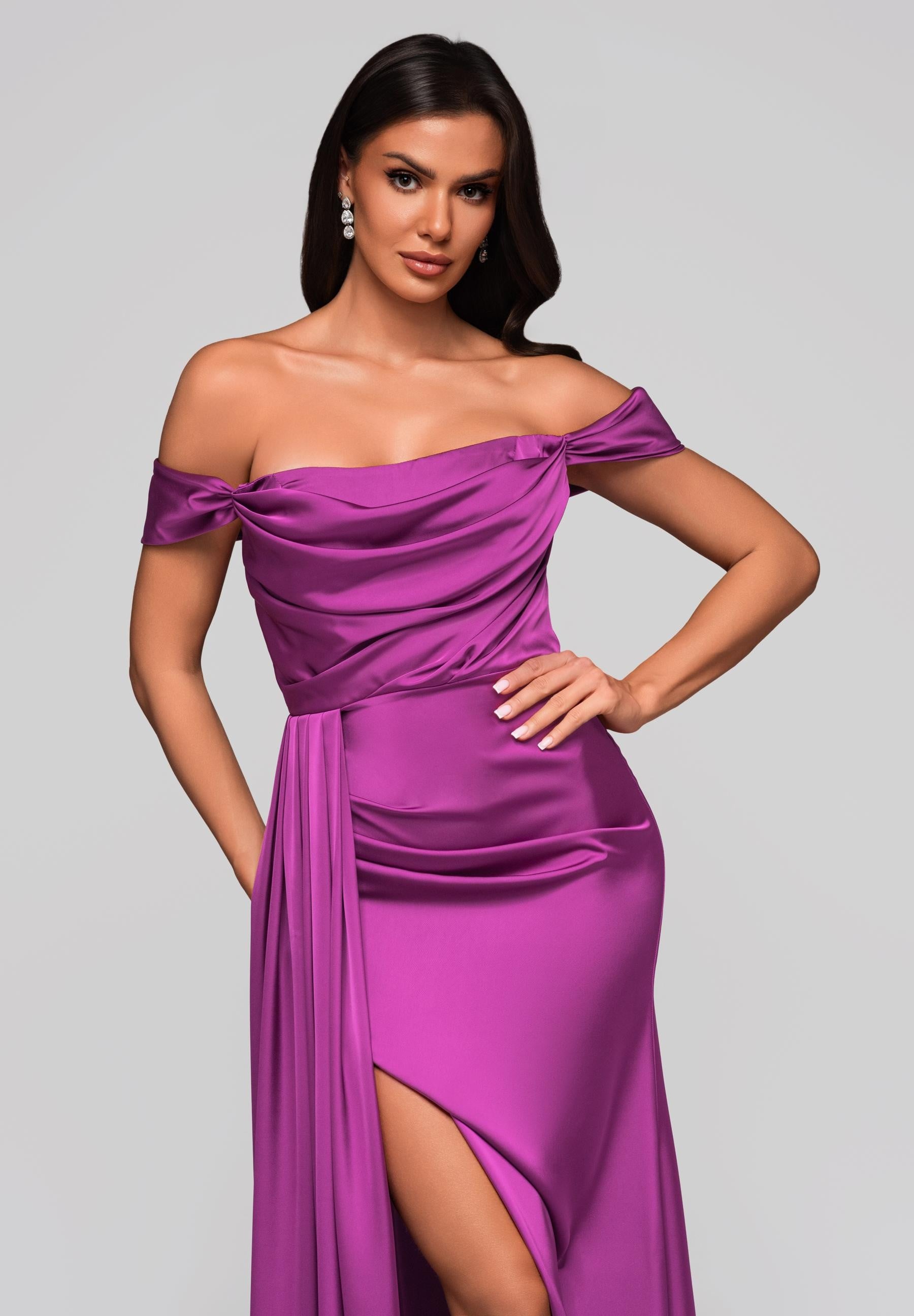 Violettes Maxi-Abendkleid aus Satin — 4