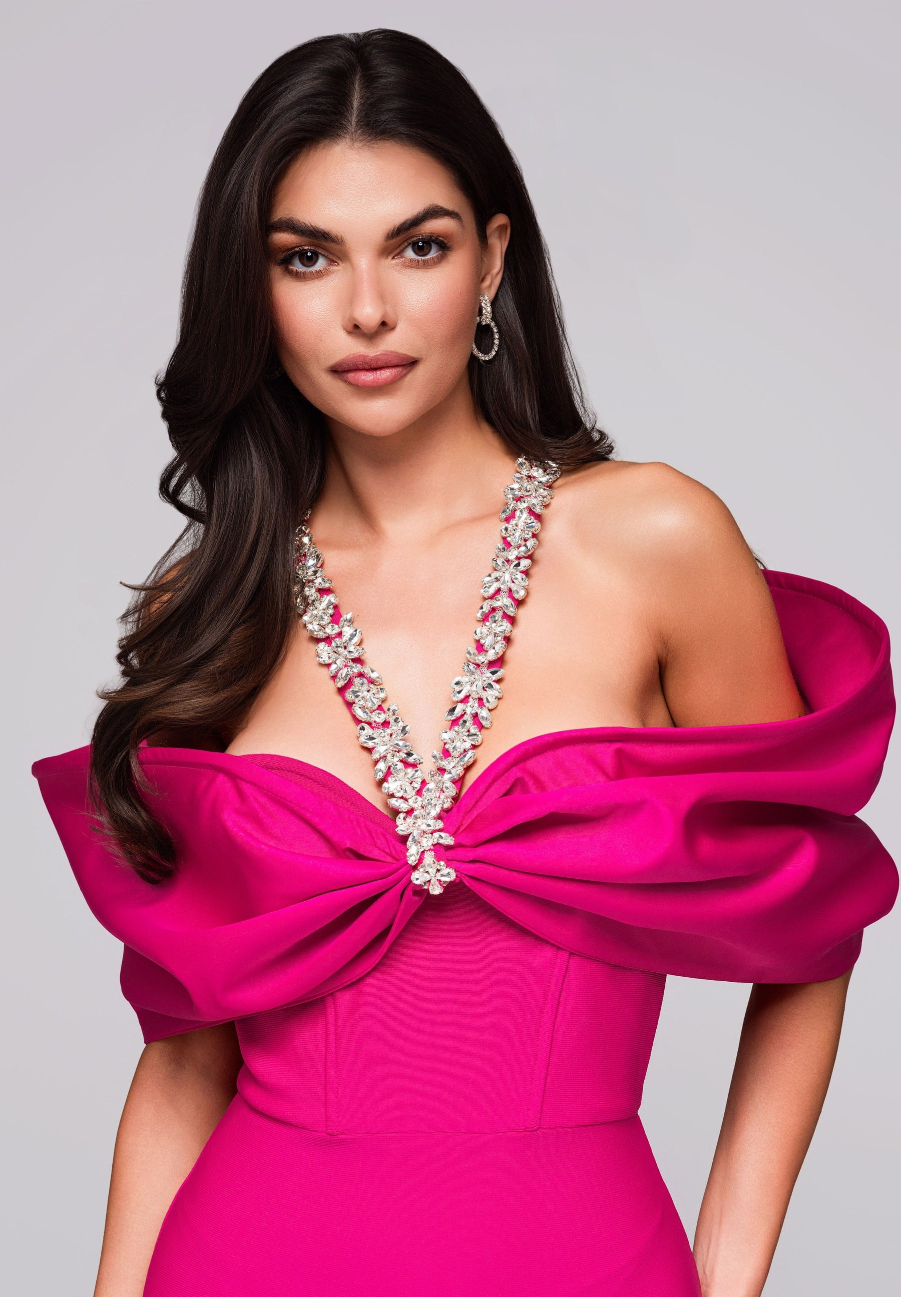 Fuchsiafarbenes Maxi-Abendkleid mit tiefem Ausschnitt — 2
