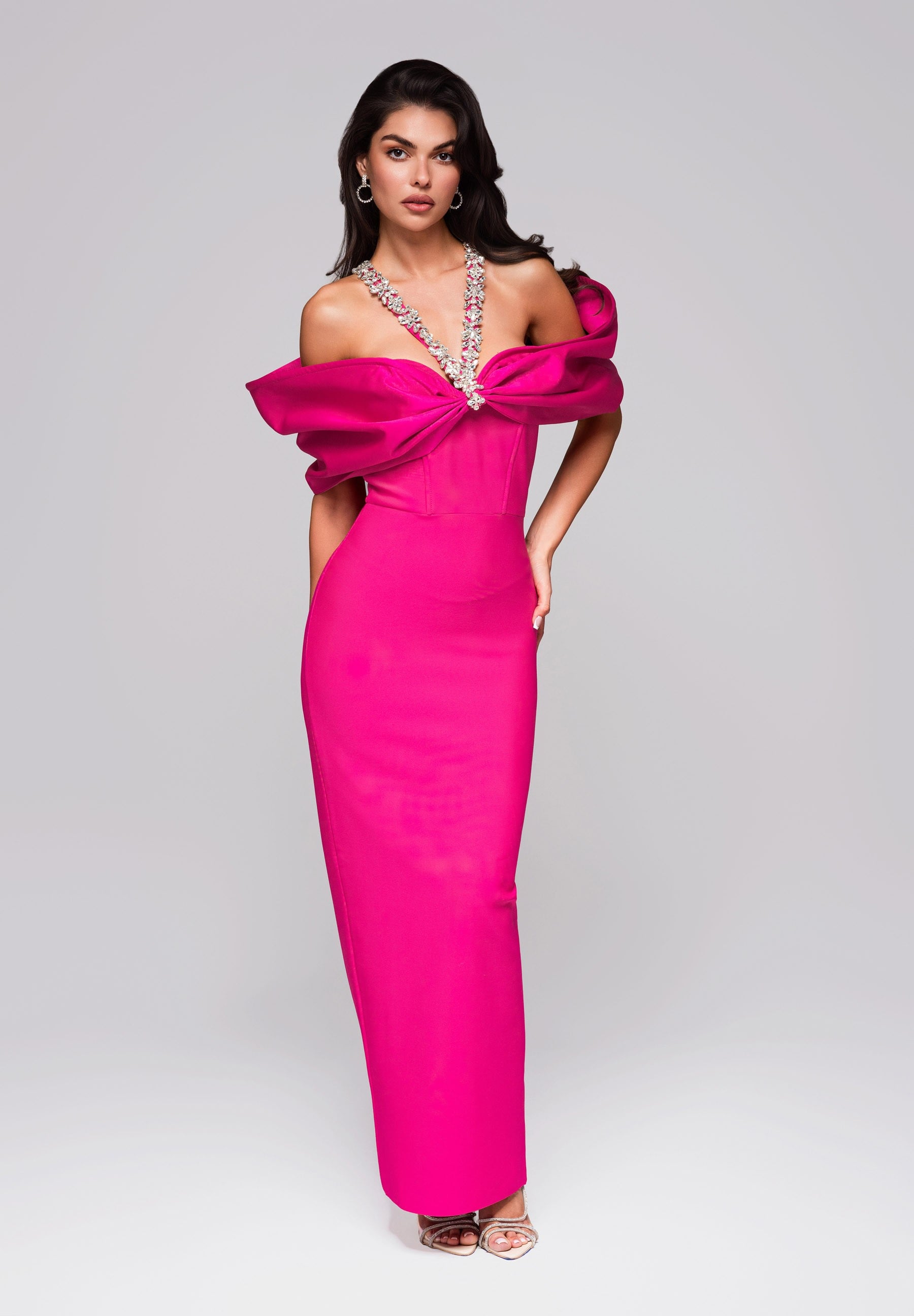Fuchsiafarbenes Maxi-Abendkleid mit tiefem Ausschnitt — 3