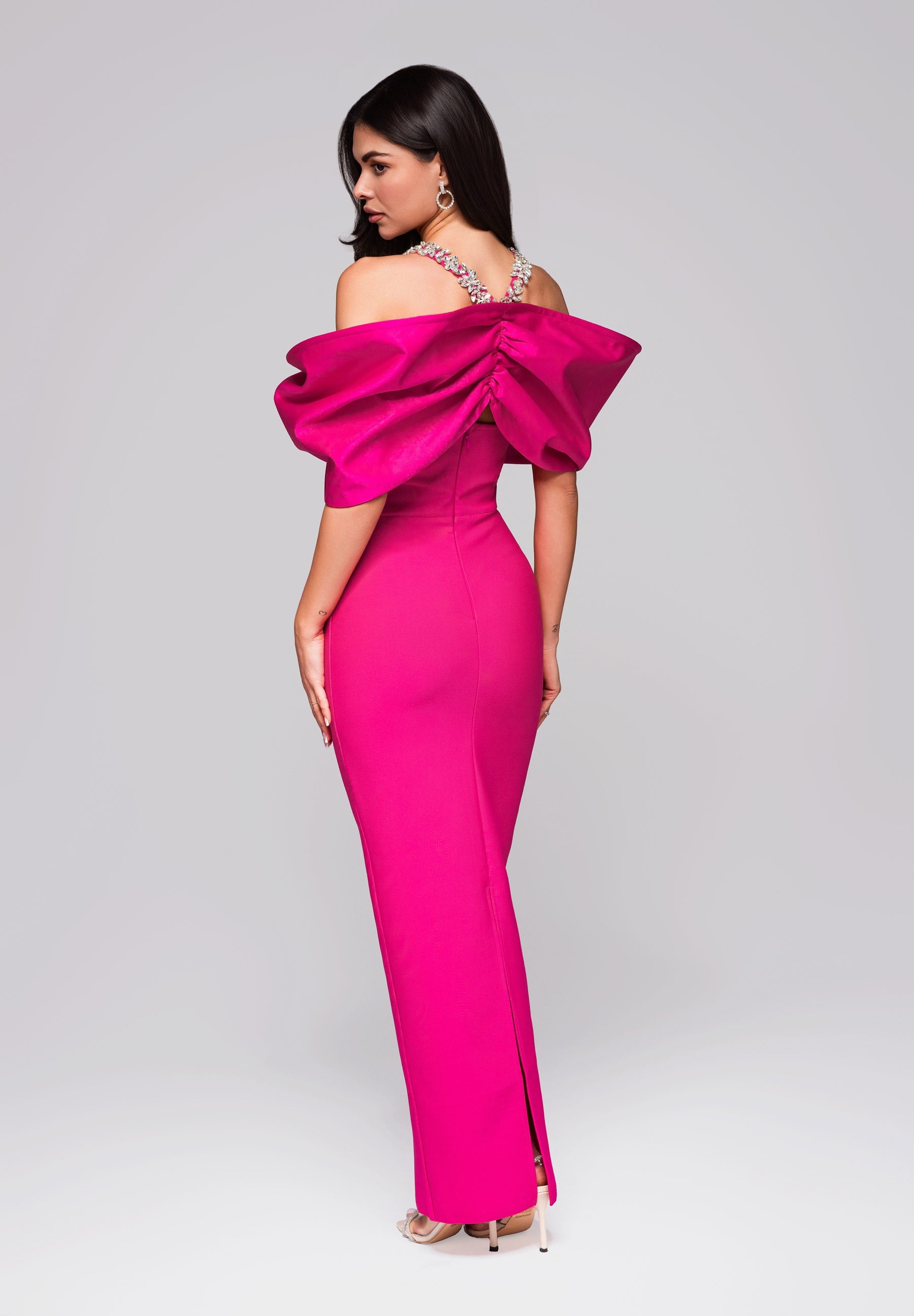 Fuchsiafarbenes Maxi-Abendkleid mit tiefem Ausschnitt — 7