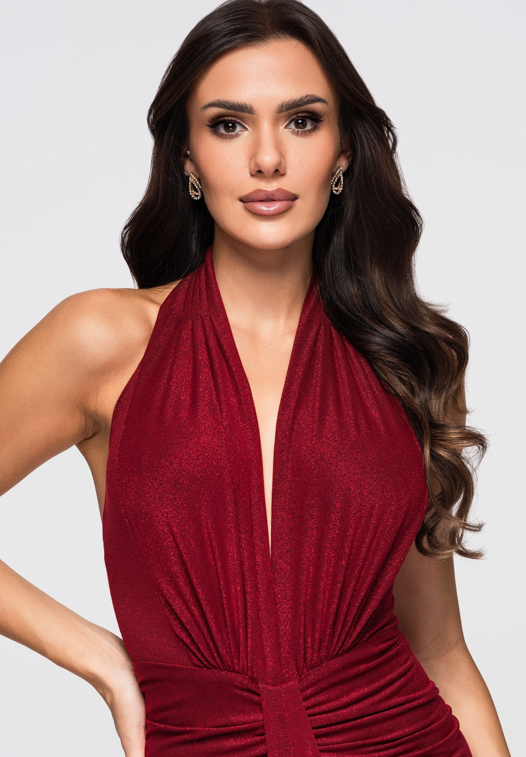 Rotes Maxi-Abendkleid mit tiefem Ausschnitt — 2