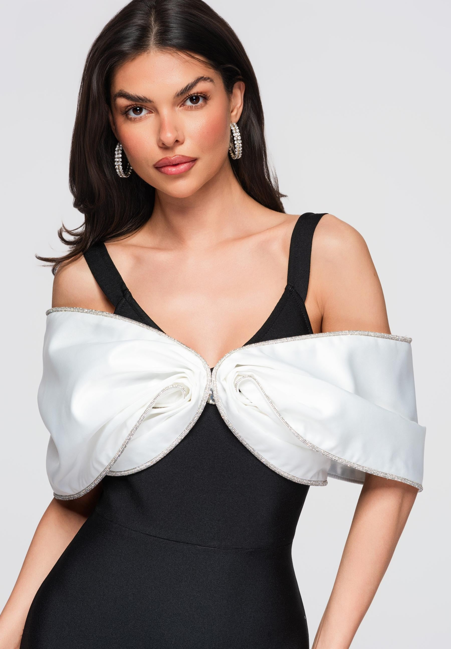 Schwarzes Maxi-Abendkleid mit tiefem Ausschnitt — 2