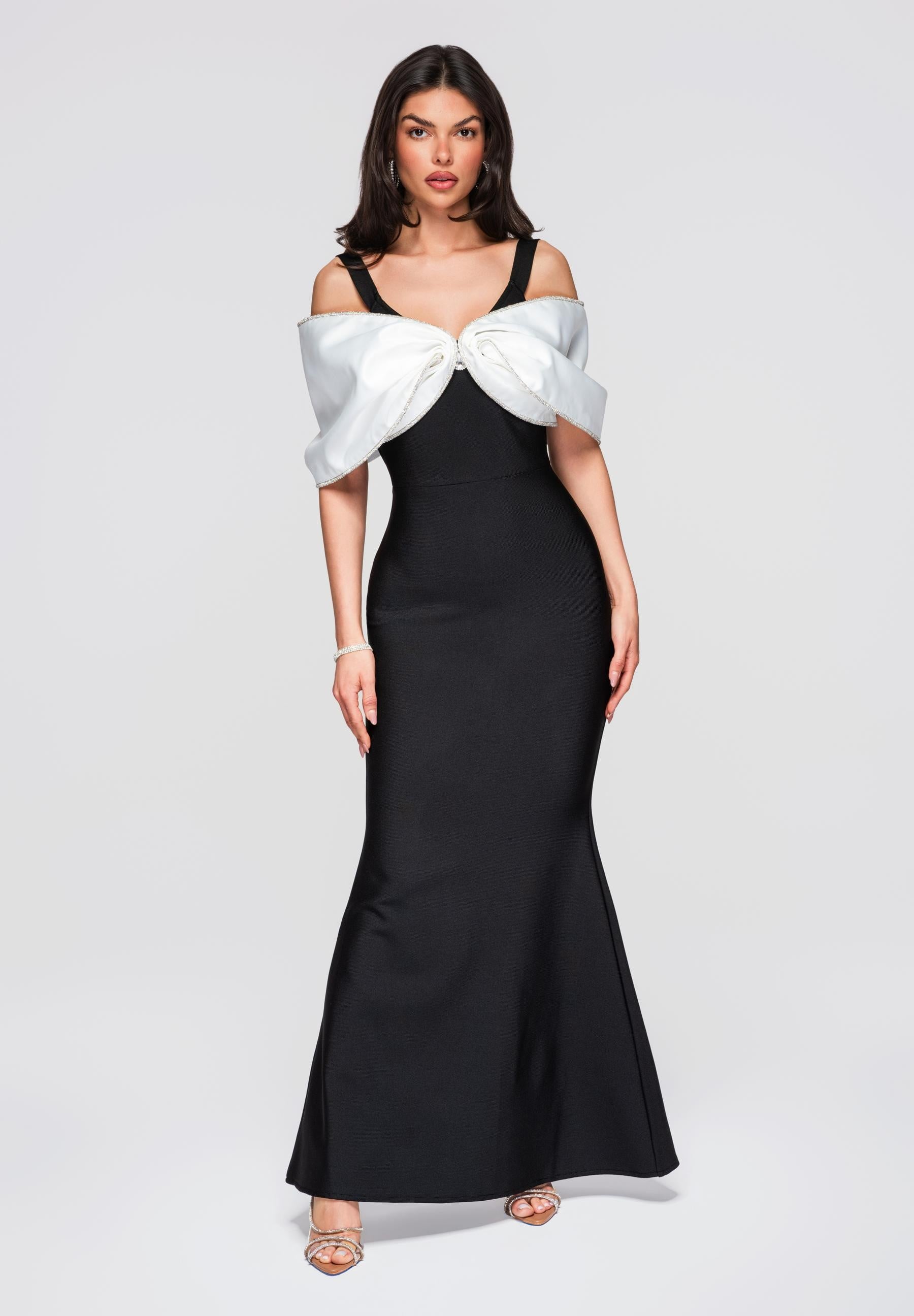 Schwarzes Maxi-Abendkleid mit tiefem Ausschnitt — 3