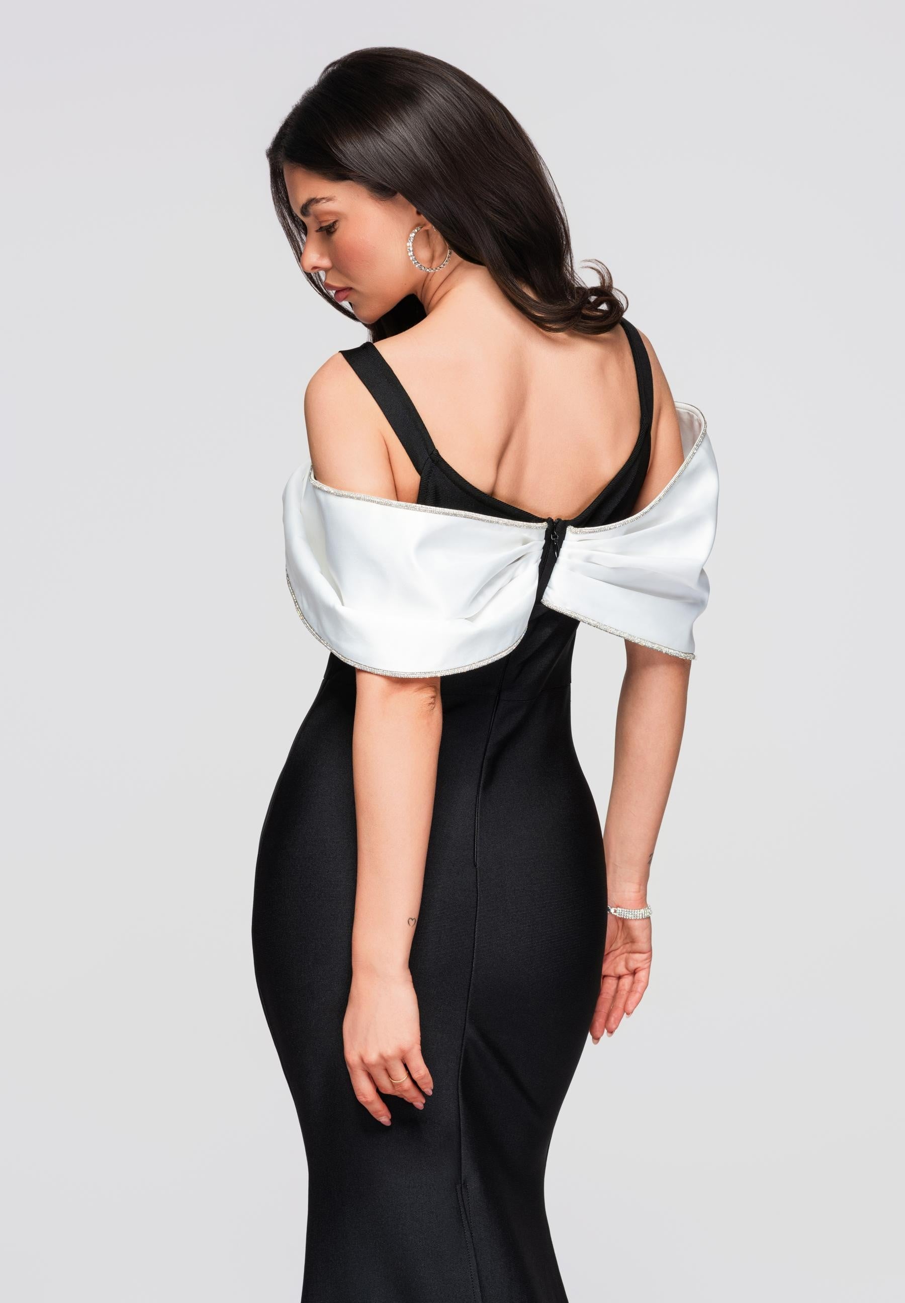 Schwarzes Maxi-Abendkleid mit tiefem Ausschnitt — 6