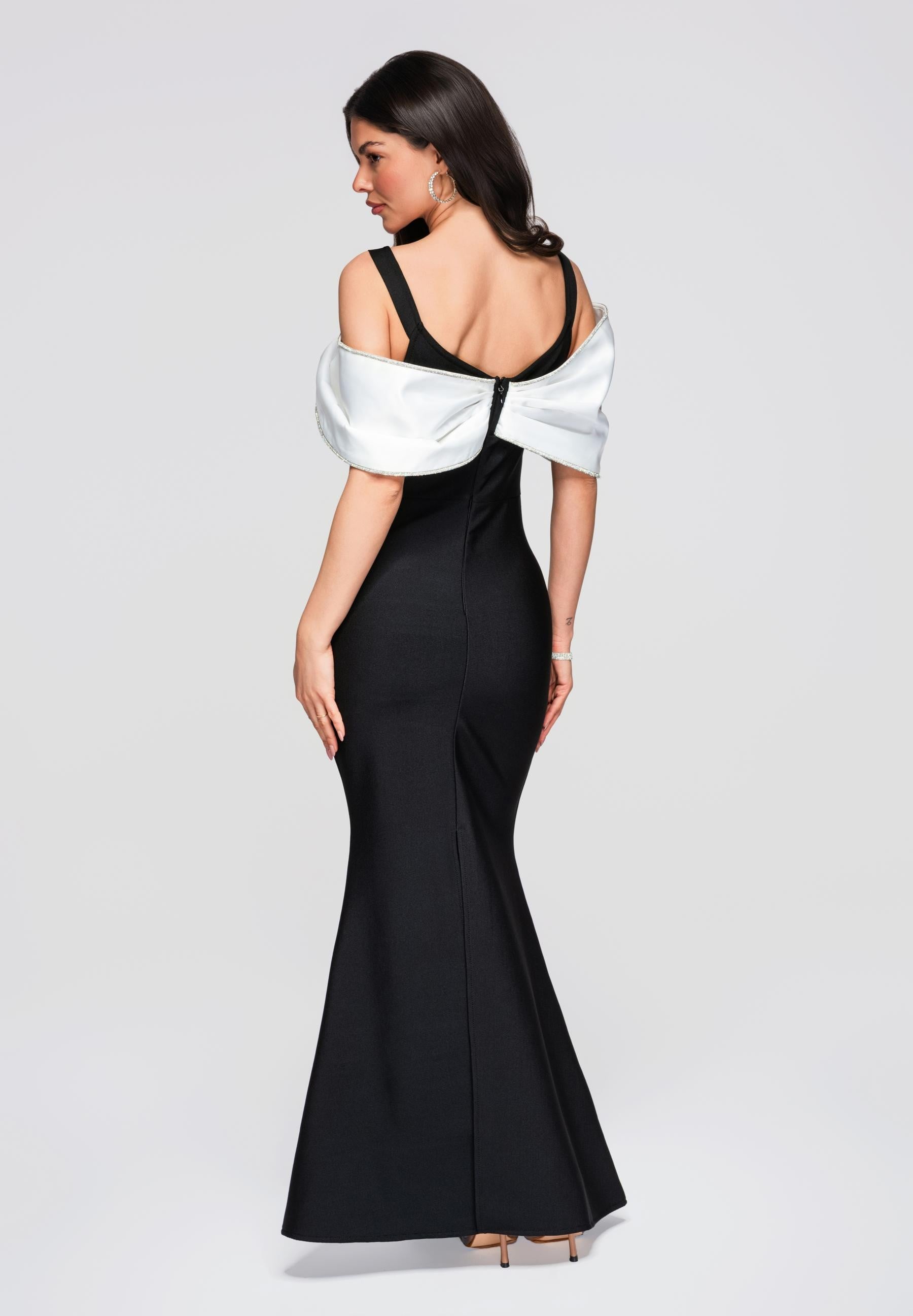 Schwarzes Maxi-Abendkleid mit tiefem Ausschnitt — 7