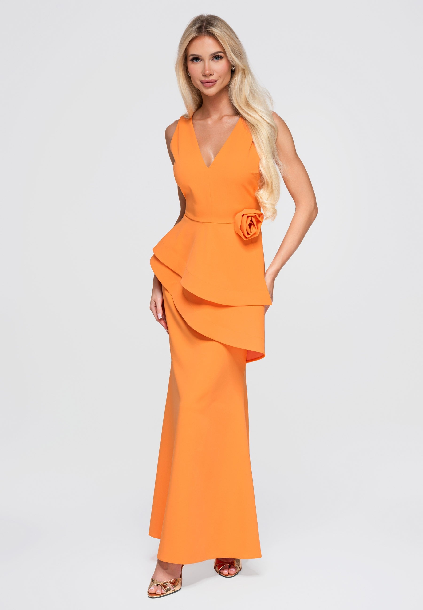 Orangefarbenes Maxi-Abendkleid mit V-Ausschnitt — 1