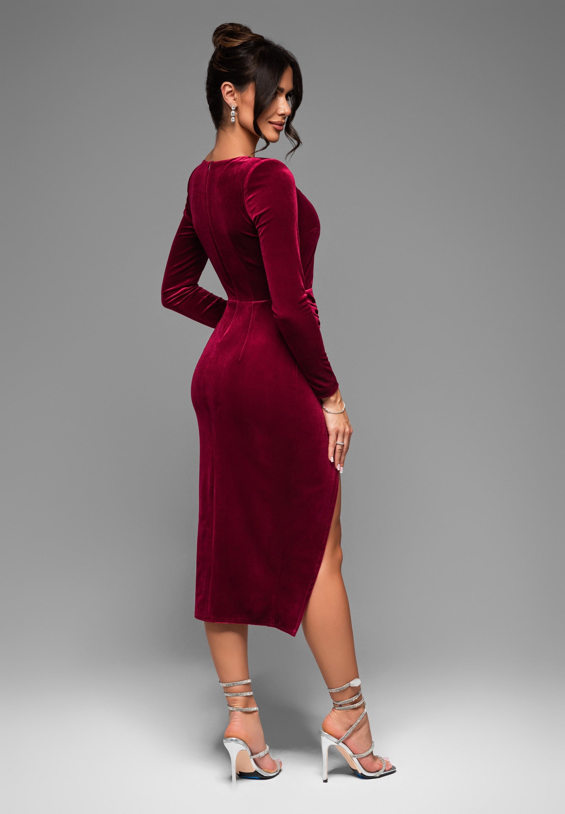 Rotes Midi-Abendkleid aus Samt mit U-Ausschnitt — 4