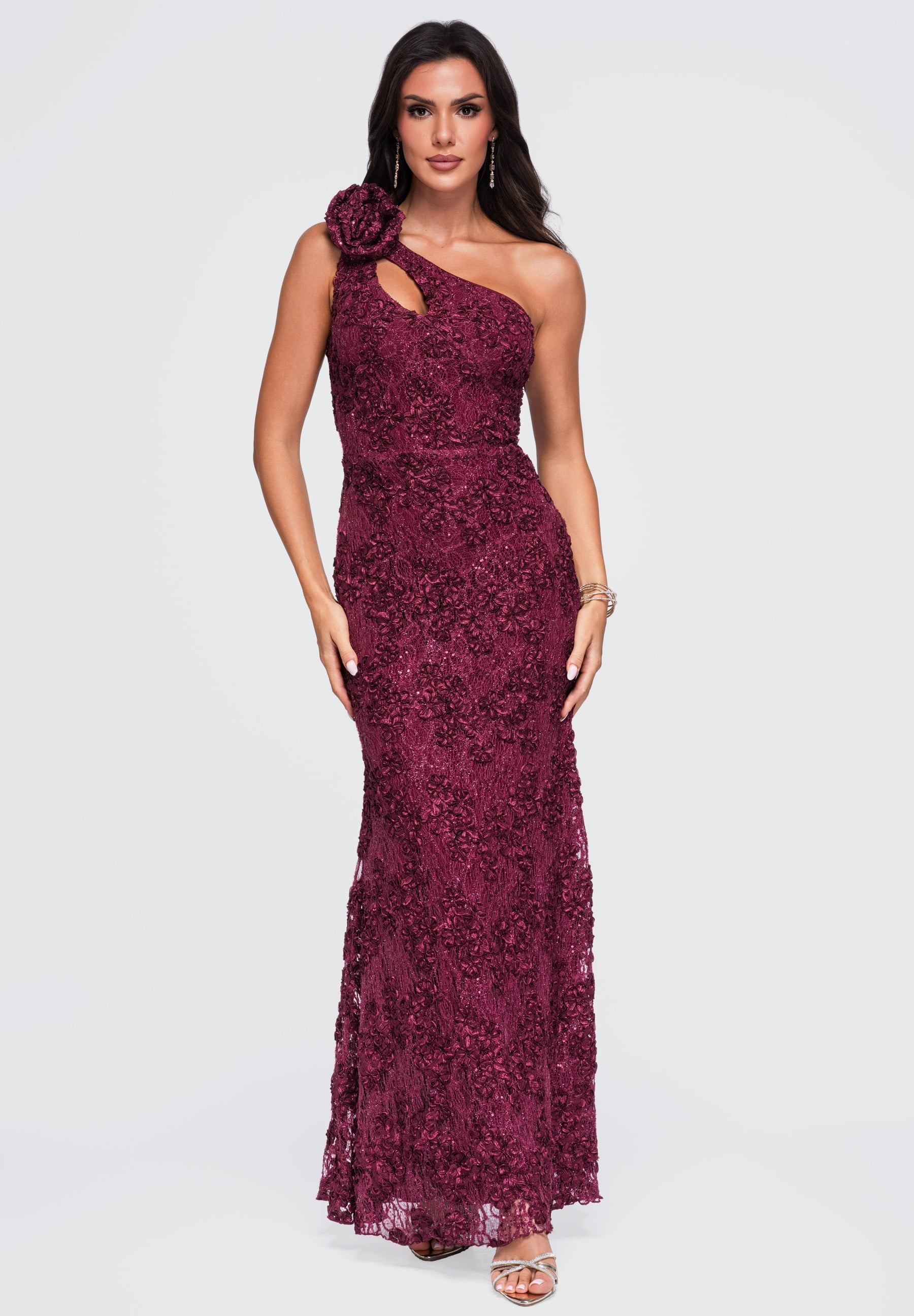 Bordeauxfarbenes Maxi-Abendkleid aus Spitze — 1