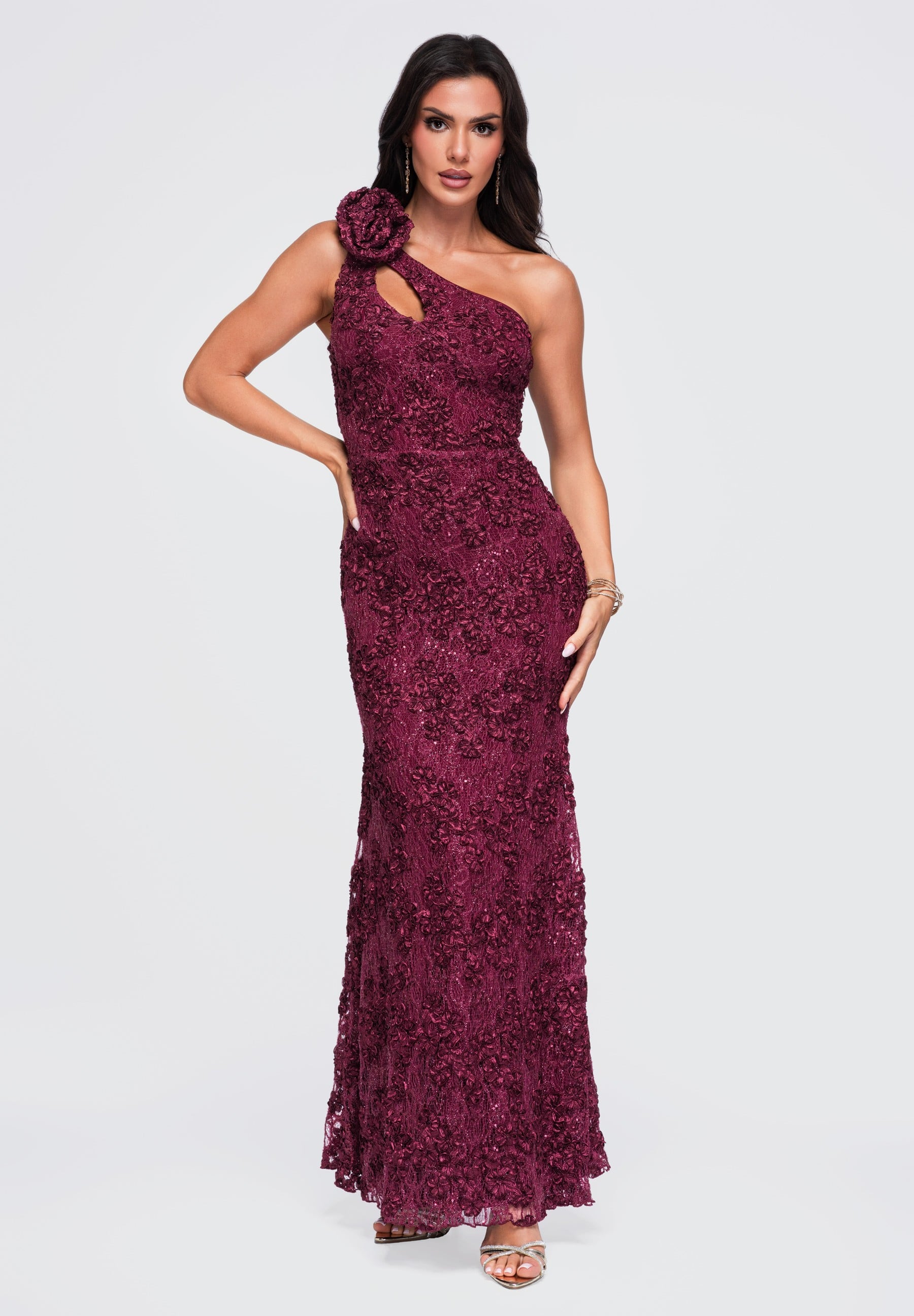 Bordeauxfarbenes Maxi-Abendkleid aus Spitze — 7