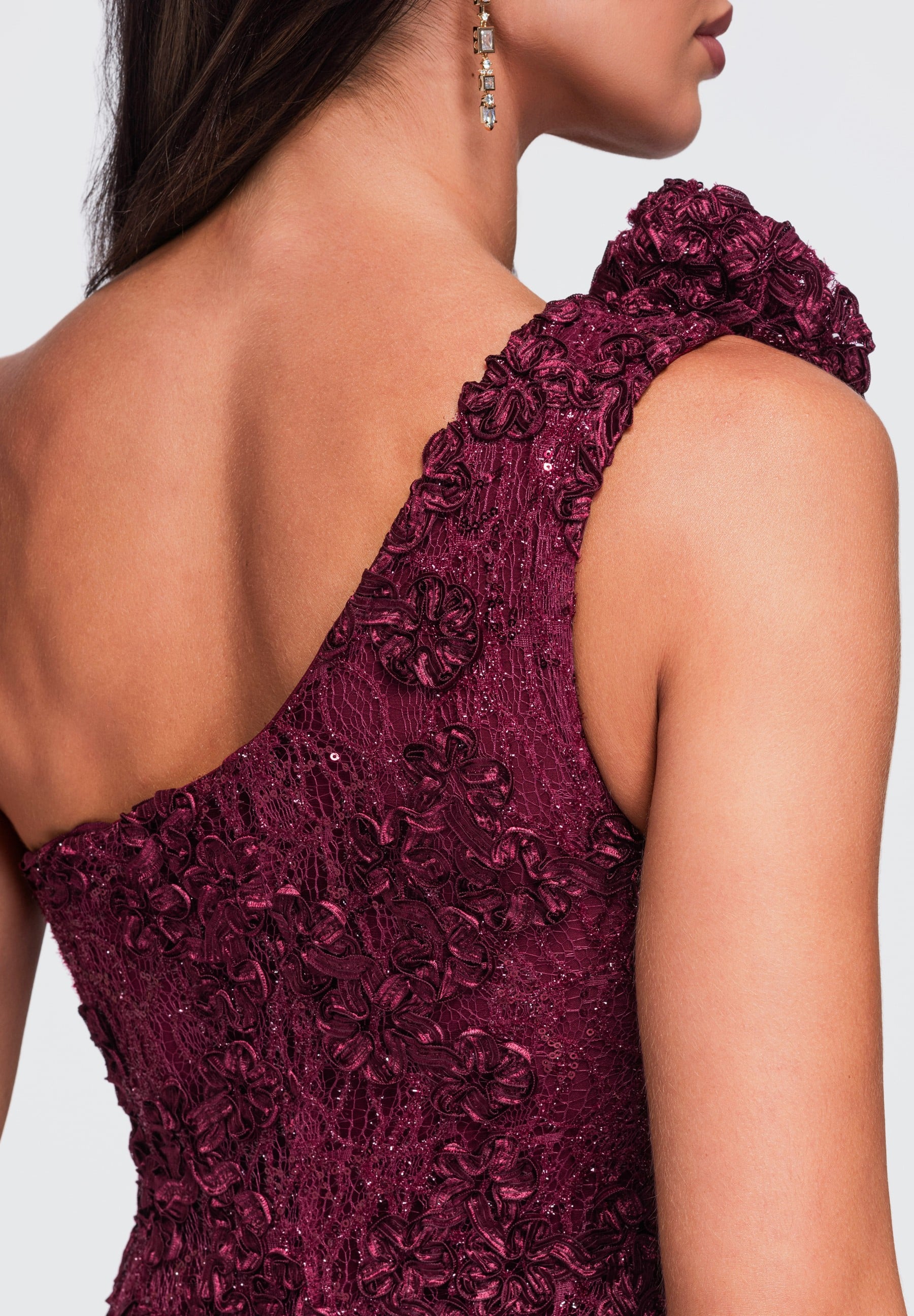 Bordeauxfarbenes Maxi-Abendkleid aus Spitze — 8
