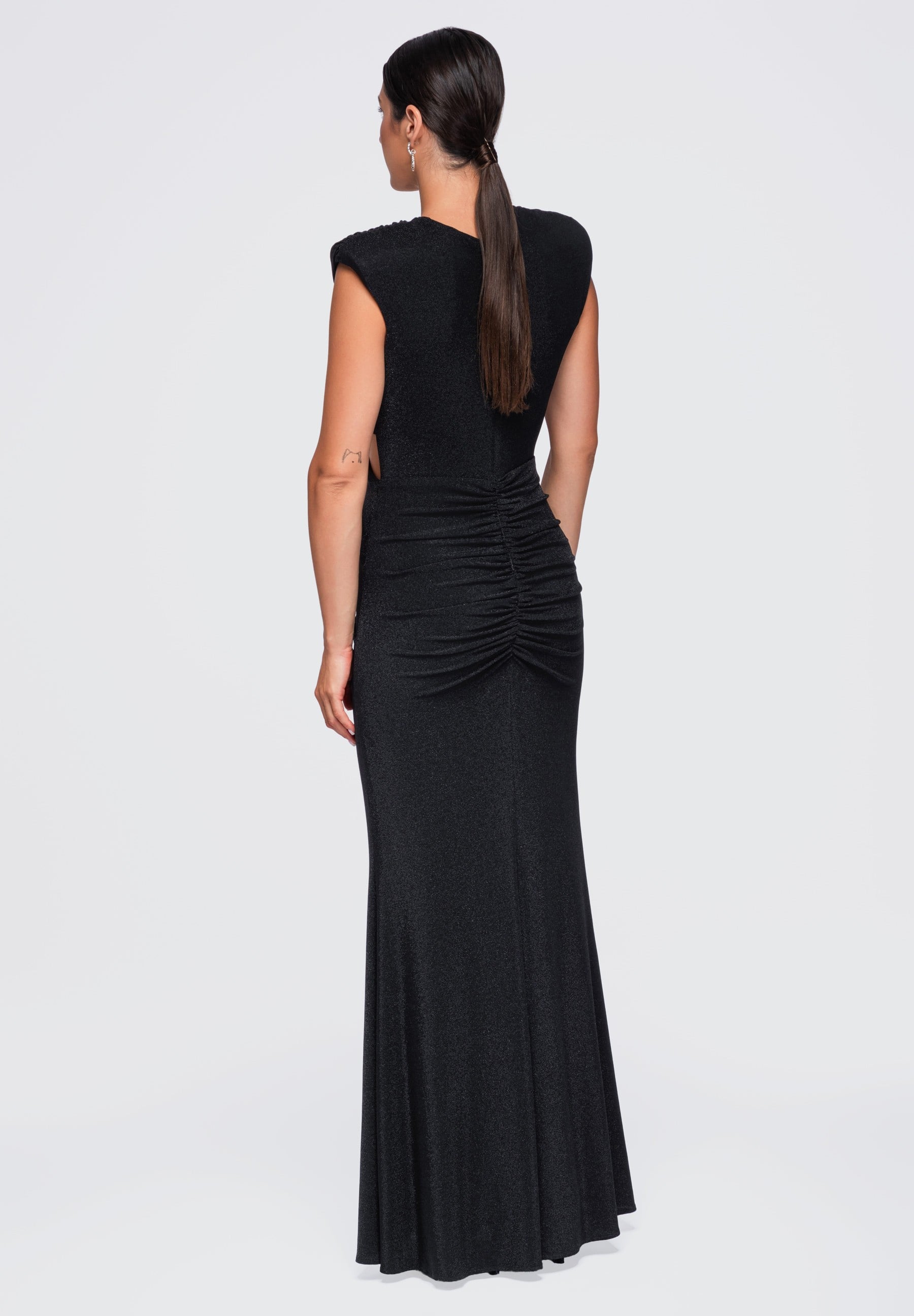 Schwarzes glänzendes Maxi-Abendkleid — 5