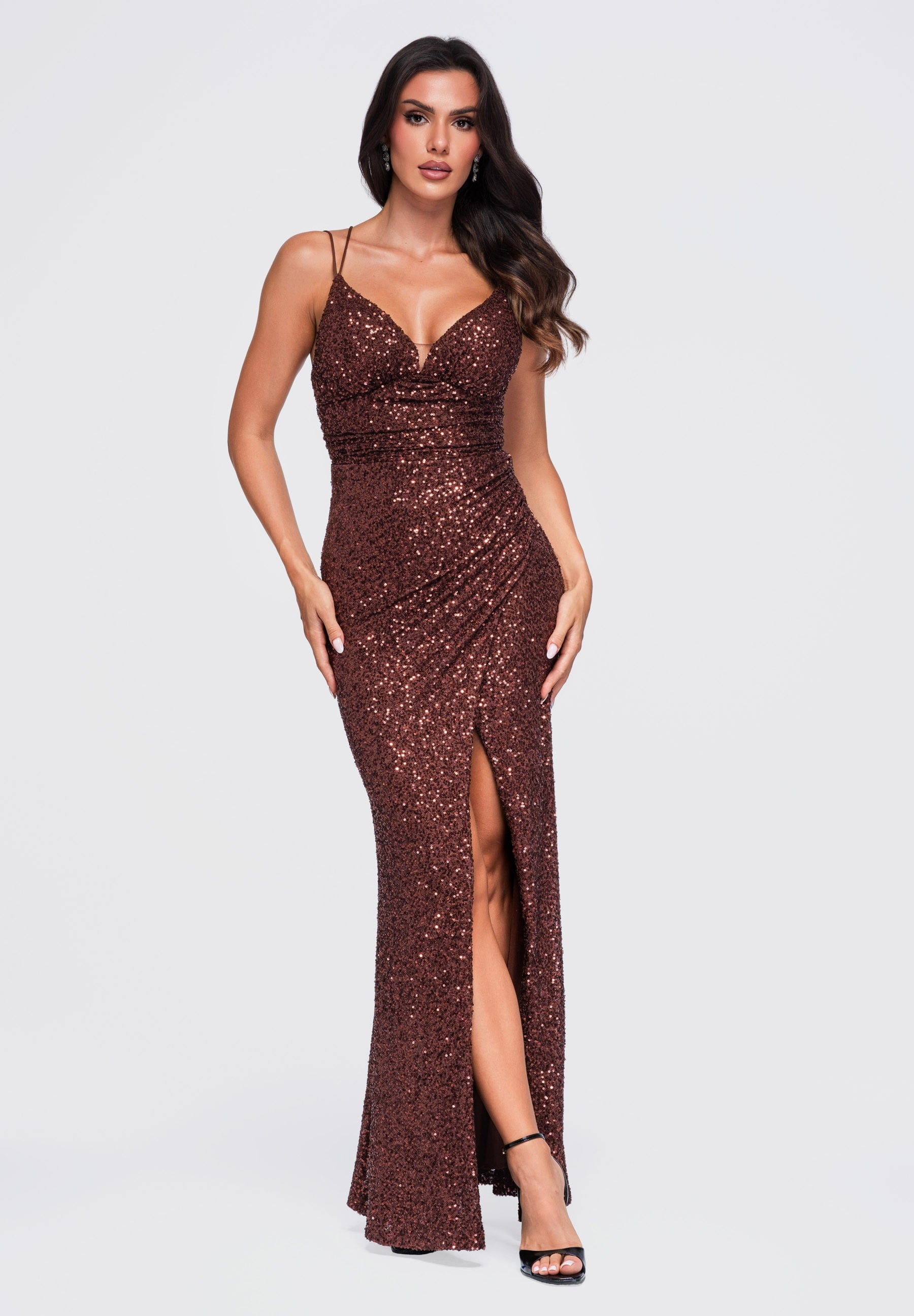Braunes Maxi-Abendkleid mit Pailletten und Herzausschnitt — 1