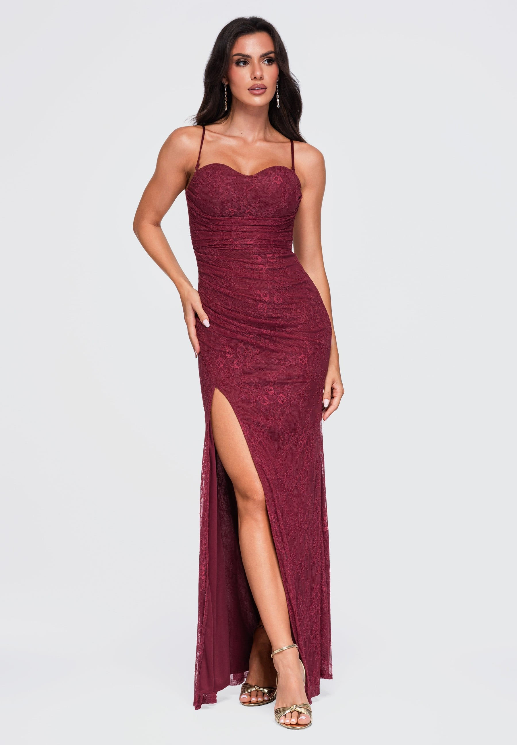 Bordeauxfarbenes Maxi-Abendkleid aus Spitze mit Herzausschnitt — 1