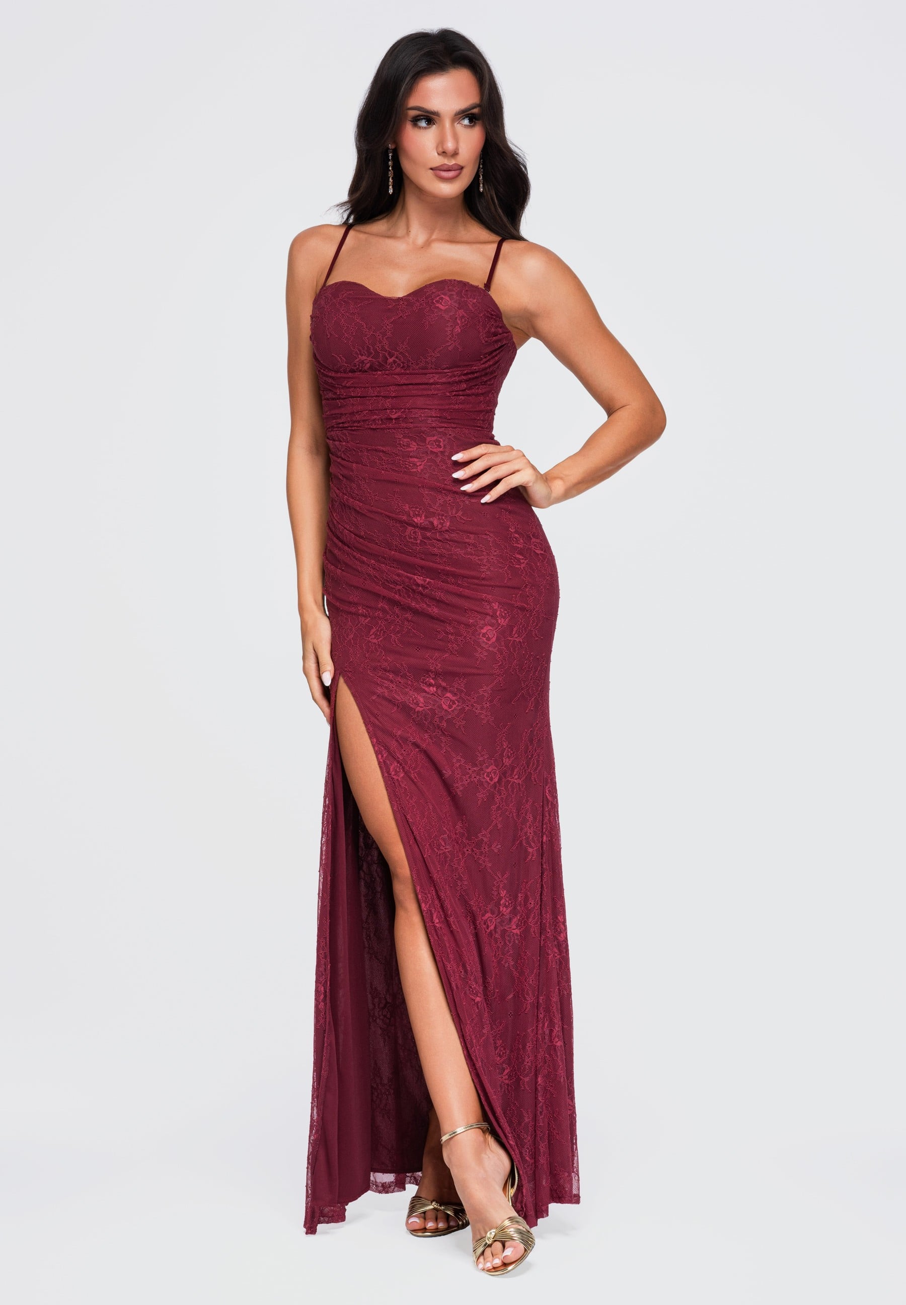 Bordeauxfarbenes Maxi-Abendkleid aus Spitze mit Herzausschnitt — 3
