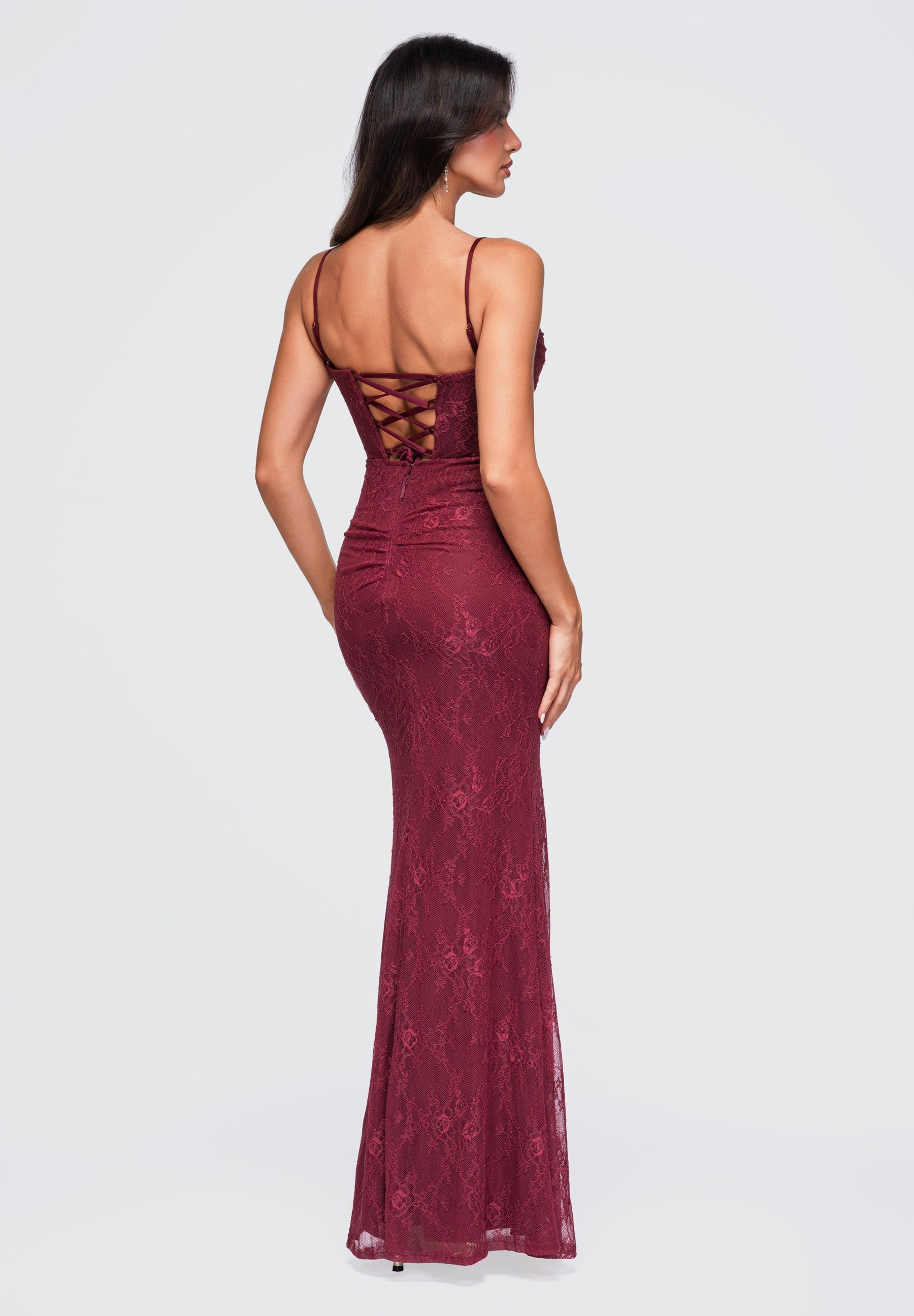 Bordeauxfarbenes Maxi-Abendkleid aus Spitze mit Herzausschnitt — 4