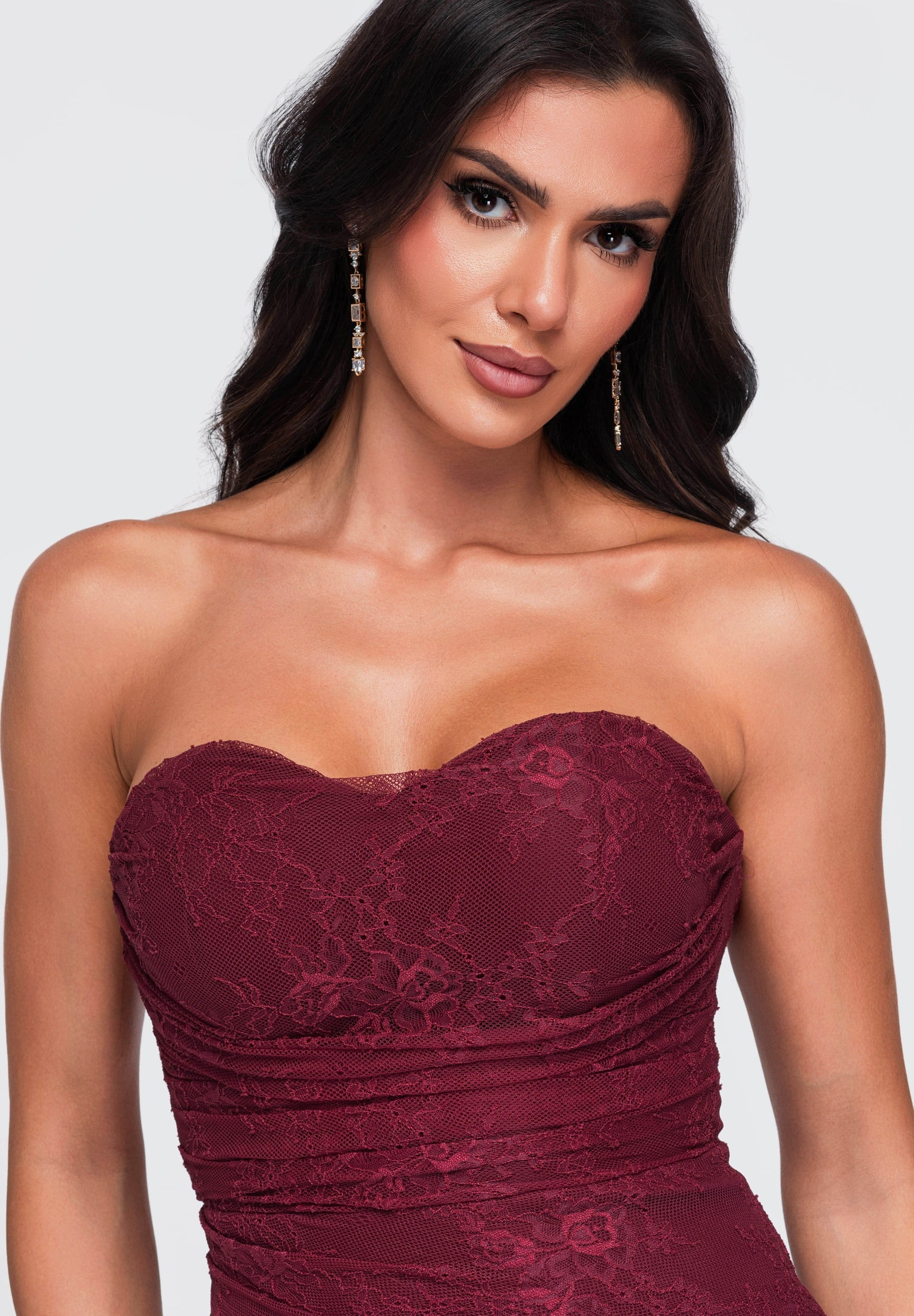 Bordeauxfarbenes Maxi-Abendkleid aus Spitze mit Herzausschnitt — 6