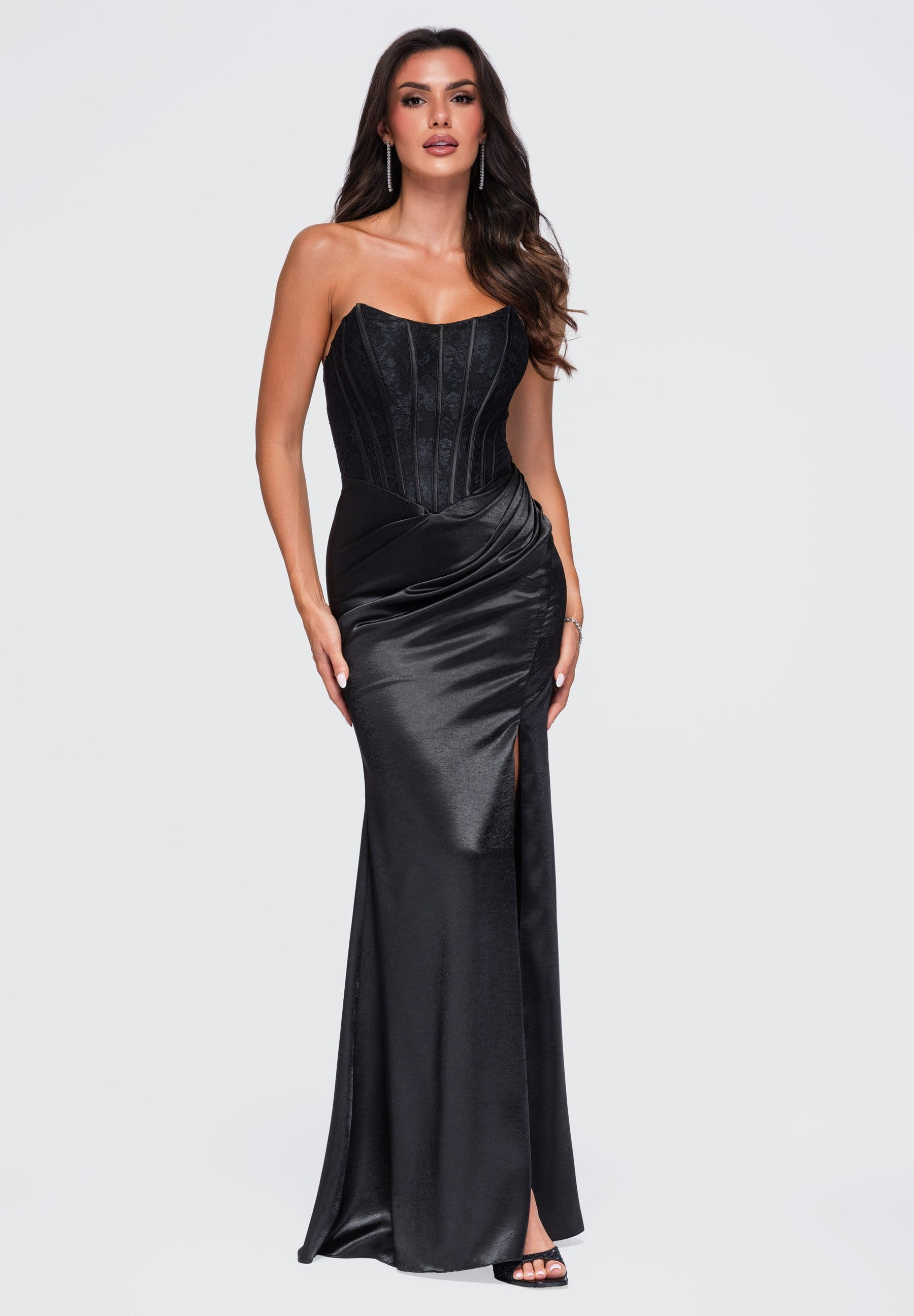 Schwarzes trägerloses Maxi-Abendkleid aus Satin — 1
